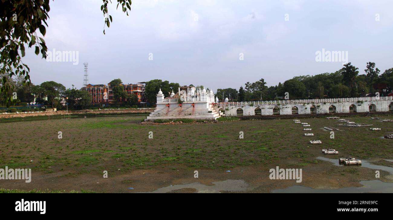 La foto scattata il 14 giugno 2016 mostra il tempio di Balgopal situato nel mezzo dello storico stagno di Ranipokhari in ricostruzione a Kathmandu, Nepal. I lavori di ricostruzione del tempio sarebbero stati completati entro il prossimo ottobre per il festival di Tihar. Lo stagno e il tempio sono stati costruiti nel XVII secolo e sono stati gravemente danneggiati durante il massiccio terremoto del 25 aprile dello scorso anno). NEPAL-KATHMANDU-RANIPOKHARI-BALGOPAL TEMPIO-RICOSTRUZIONE SunilxSharma PUBLICATIONxNOTxINxCHN foto scattata IL 14 giugno 2016 mostra il Tempio di Balgopal situato nel mezzo dello storico stagno di Ranipokhari Foto Stock