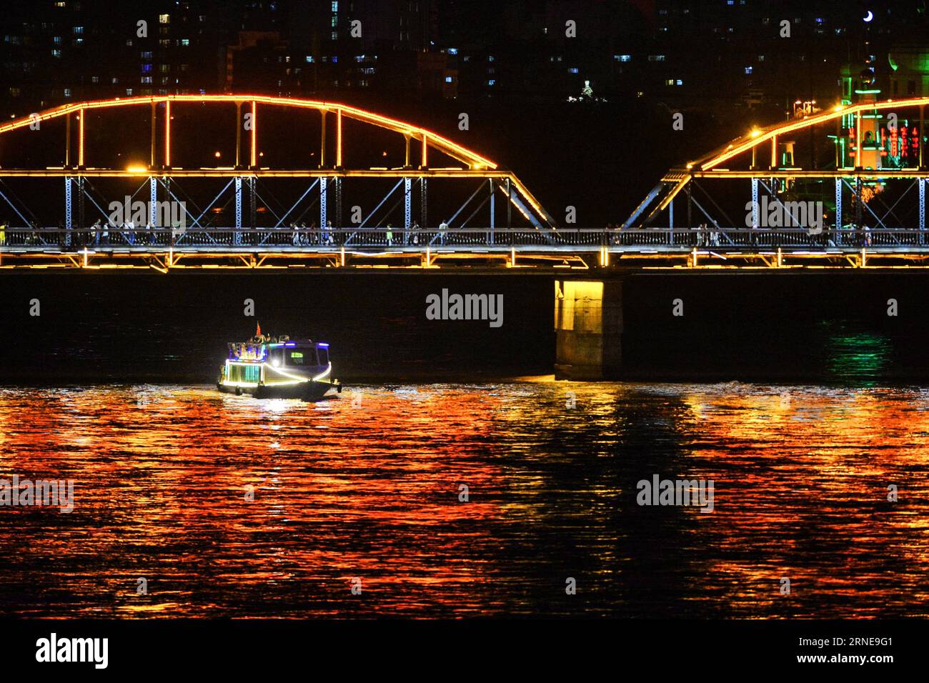 Una crociera turistica serale passa sotto il ponte Zhongshan sul fiume giallo a Lanzhou, capitale della provincia del Gansu della Cina nord-occidentale, il 14 giugno 2016. I turisti possono assistere all'incanto di Lanzhou di notte con una crociera serale di 50 minuti lungo il fiume giallo in estate dal 12 giugno 2016. ) (wx) CINA-LANZHOU-YELLOW RIVER-CROCIERA TURISTICA (CN) ChenxBin PUBLICATIONxNOTxINxCHN al pass serale per crociere turistiche sotto il ponte Zhong Shan SUL fiume giallo a Lanzhou capitale della provincia del Gansu della Cina nord-occidentale 14 giugno 2016 i turisti POSSONO assistere all'incanto di Lanzhou di notte W. Foto Stock