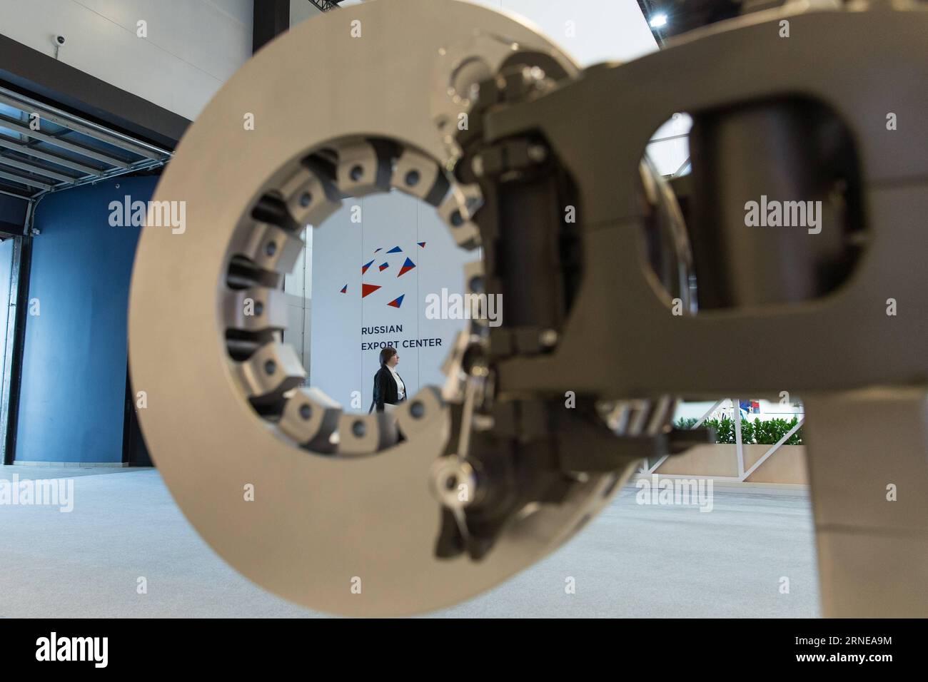 (160615) -- ST. PIETROBURGO, 15 giugno 2016 - Una donna cammina davanti a un oggetto in mostra a San Pietroburgo, in Russia, il 15 giugno 2016. La 20th St Il Forum economico internazionale di Pietroburgo (SPIEF) si terrà dal 16 al 18 giugno, con il motto "capitalizzazione sulla nuova realtà economica globale". RUSSIA-ST.PETERSBURG-SPIEF BaixXueqi PUBLICATIONxNOTxINxCHN 160615 San Pietroburgo 15 giugno 2016 una donna passeggia davanti all'oggetto esposto a San Pietroburgo Russia IL 15 giugno 2016 il 20 ° Forum economico internazionale di San Pietroburgo SPIEF sarà eroe dal 16 giugno 18 sotto il motto capitalizzando SULLA nuova CE globale Foto Stock