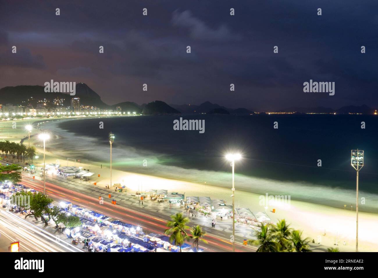 (160616) -- BEIJING , Jun. 16, 2016 -- This file photo shows the night view of Copacabana beach in Rio de Janeiro, Brazil on Oct. 6, 2013. The Rio 2016 Olympic Games will be held from August 5 to 21. )(wll) (SP)FILES-BRAZIL-RIO DE JANEIRO-OLYMPICS-CITY XuxZijian PUBLICATIONxNOTxINxCHN   160616 Beijing jun 16 2016 This File Photo Shows The Night View of Copacabana Beach in Rio de Janeiro Brazil ON OCT 6 2013 The Rio 2016 Olympic Games will Be Hero from August 5 to 21 wll SP Files Brazil Rio de Janeiro Olympics City XuxZijian PUBLICATIONxNOTxINxCHN Foto Stock