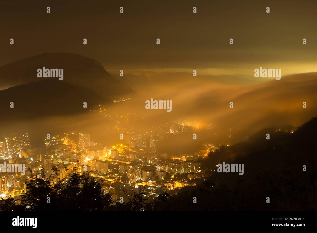 (160616) -- PECHINO, 16 giugno 2016 -- questa foto mostra la vista notturna di Rio de Janeiro, Brasile, il 12 ottobre 2014. I Giochi Olimpici di Rio 2016 si terranno dal 5 al 21 agosto. )(WLL) (SP)FILES-BRAZIL-RIO DE JANEIRO-OLYMPICS-CITY XuxZijian PUBLICATIONxNOTxINxCHN 160616 Pechino 16 giugno 2016 questa foto mostra la vista notturna di Rio de Janeiro Brasile IL 12 ottobre 2014 i Giochi Olimpici di Rio 2016 saranno eroe dal 5 al 21 agosto Will SP Files Brazil Rio de Janeiro Olympics City XuxZijian PUBLICATIONxNOTxINxCHN Foto Stock