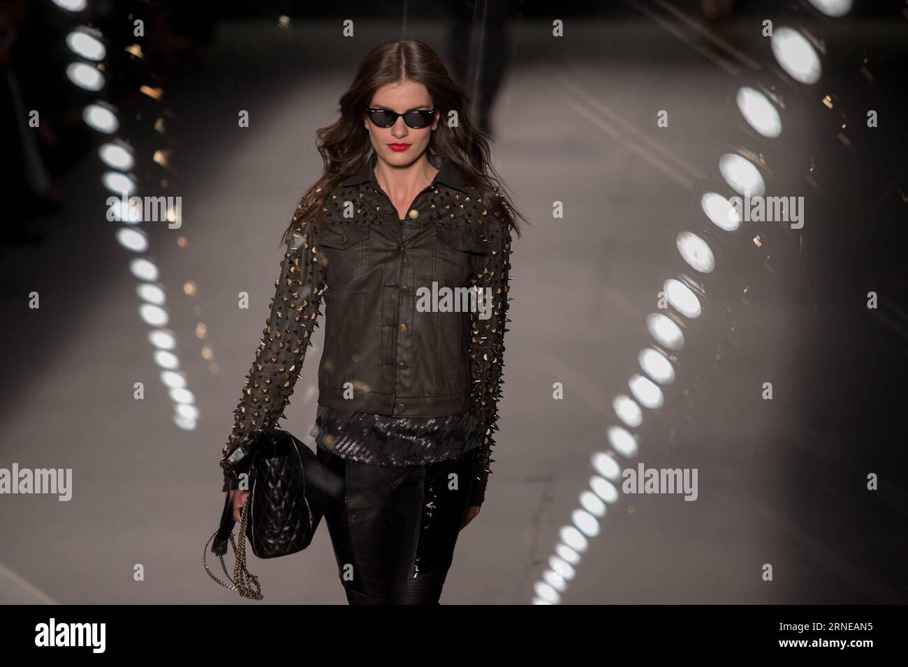 (160616) -- PECHINO, 16 giugno 2016 -- questa foto a più esposizioni mostra un modello che presenta le creazioni di TNG a Rio de Janeiro, Brasile, 8 novembre 2013. I Giochi Olimpici di Rio 2016 si terranno dal 5 al 21 agosto. )(WLL) (SP)FILES-BRAZIL-RIO DE JANEIRO-OLYMPICS-CITY XuxZijian PUBLICATIONxNOTxINxCHN 160616 Pechino 16 giugno 2016 questa foto multiplo del file mostra un modello che presenta le creazioni del TNG a Rio de Janeiro Brasile 8 novembre 2013 i Giochi Olimpici di Rio 2016 saranno eroe dal 5 al 21 agosto WLL SP Files Brazil Rio de città delle Olimpiadi di Janeiro XuxZijian PUBLICATIONxNOTxINxCHN Foto Stock