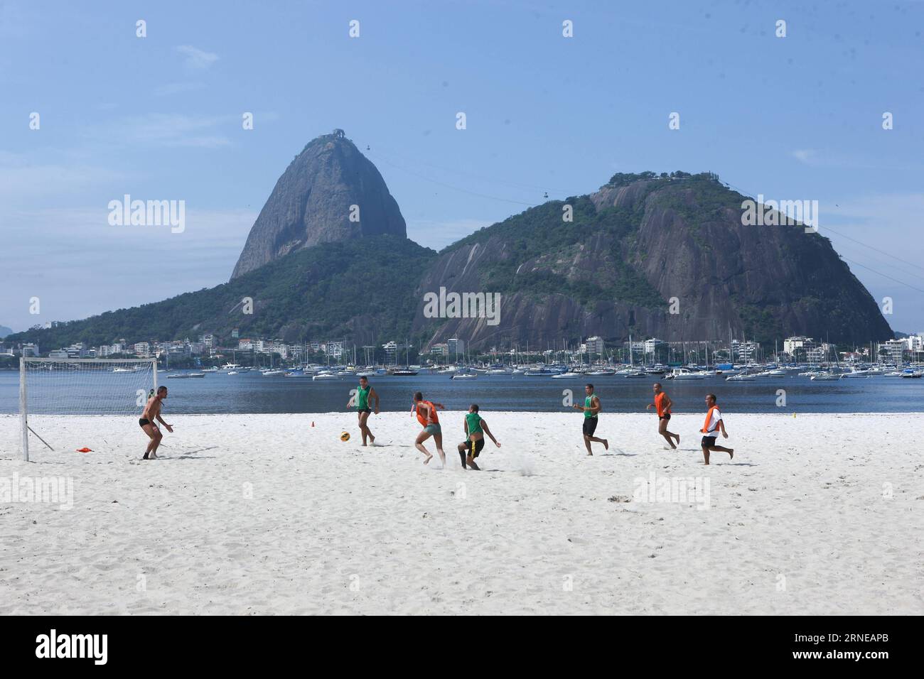 (160616) - PECHINO, 16 giugno 2016 - questa foto mostra uomini che giocano a calcio sulla spiaggia di Botafogo con il Pan di zucchero sullo sfondo a Rio de Janeiro, in Brasile, il 20 aprile 2014. I Giochi Olimpici di Rio 2016 si terranno dal 5 al 21 agosto. )(WLL) (SP)FILES-BRAZIL-RIO DE JANEIRO-OLYMPICS-CITY XuxZijian PUBLICATIONxNOTxINxCHN 160616 Pechino 16 giugno 2016 questa foto mostra gli uomini che giocano a calcio A Botafogo Beach con Sugar Loaf Mountain sullo sfondo a Rio de Janeiro Brasile IL 20 aprile 2014 i Giochi Olimpici di Rio 2016 saranno eroe dal 5 al 21 agosto wll SP Files Brasile Rio de Janeiro Foto Stock
