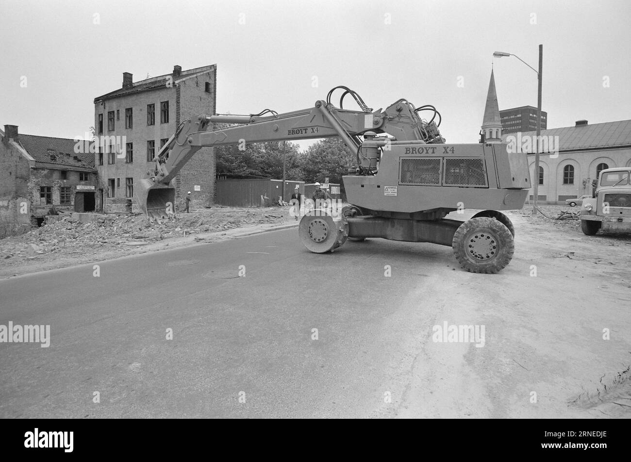 Attuale 24 - 7 - 1974: Ora è goneIl leggendario Lakkegata a Oslo è diventato un numero minore. Recentemente, il No. 44 e' stato raso al suolo. E' successo in un paio d'ore. Wonder Excavator si riunisce per il colpo di morte. Poi scoppia nella casa sfrenata e condannata. Foto: Aage Storløkken / Aktuell / NTB ***FOTO NON ELABORATA*** questo testo è stato tradotto automaticamente! Foto Stock