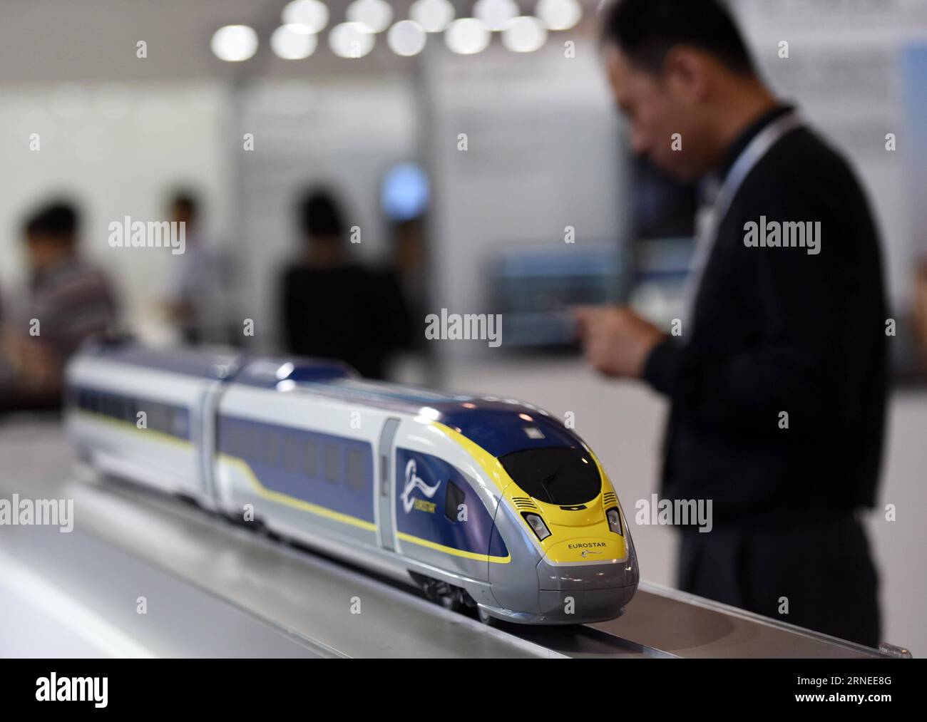 160620 -- PECHINO, 20 giugno 2016 -- Un visitatore vede un modello del treno ad alta velocità Eurostar alla mostra Modern Railways 2016 a Pechino, capitale della Cina, 20 giugno 2016. La mostra di tre giorni è iniziata qui lunedì. Zkr CHINA-BEIJING-RAILWAYS-EXHIBITIONCN ChenxYehua PUBLICATIONxNOTxINxCHN Foto Stock