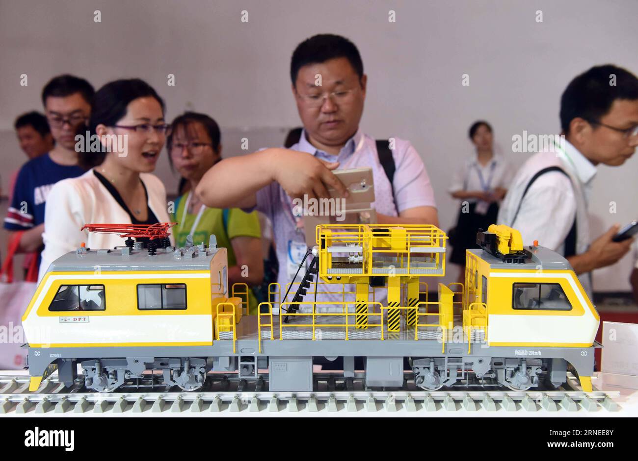 (160620) -- PECHINO, 20 giugno 2016 -- Un visitatore scatta foto di un modello di un'auto per la manutenzione della catenaria alla mostra Modern Railways 2016 a Pechino, capitale della Cina, 20 giugno 2016. La mostra di tre giorni è iniziata qui lunedì. ) (Zkr) CHINA-BEIJING-RAILWAYS-EXHIBITION(CN) ChenxYehua PUBLICATIONxNOTxINxCHN 160620 Pechino 20 giugno 2016 un visitatore scatta foto di un modello di un'auto per la manutenzione della catenaria ALLA Exhibition Modern Railways 2016 di Pechino capitale della Cina 20 giugno 2016 la mostra di tre giorni è iniziata qui lunedì CCR China Beijing Railways Exhibition CN ChenxYehua PUBLICATIONxN Foto Stock