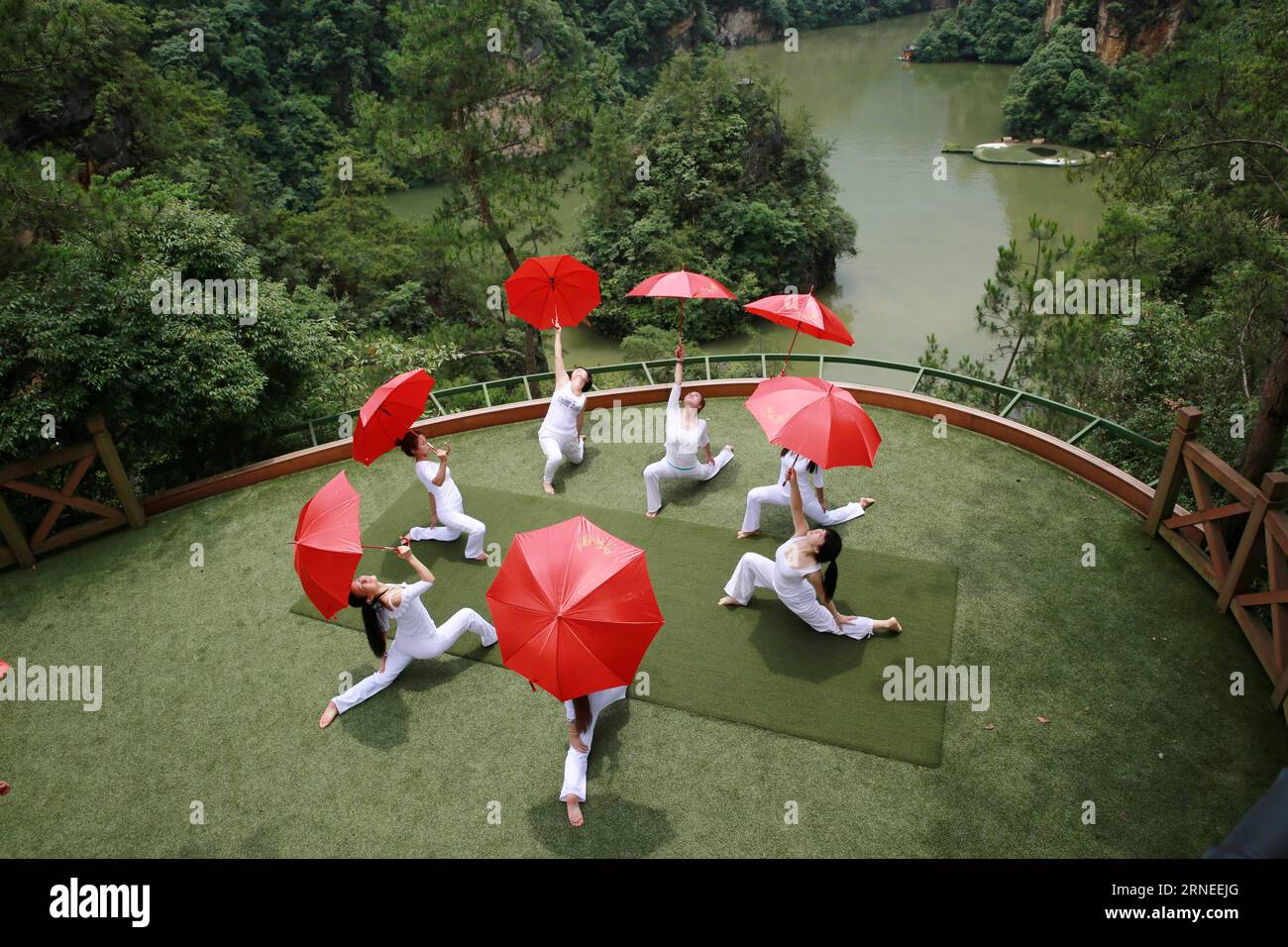 (160621) -- ZHANGJIAJIE, 21 giugno 2016 -- gli amanti dello yoga praticano lo yoga nel punto panoramico del lago Baofeng a Zhangjiajie, nella provincia centrale di Hunan della Cina, 21 giugno 2016. Il 21 giugno segna la giornata Internazionale dello Yoga. ) (lfj) CHINA-INT L YOGA DAY-CELEBRATION (CN) WuxYongbing PUBLICATIONxNOTxINxCHN 160621 Zhangjiajie 21 giugno 2016 Yoga Lovers Practice Yoga PRESSO il Baofeng Lake Scenic Spot a Zhangjiajie, Cina centrale, provincia di Hunan 21 giugno 2016 21 giugno segna la giornata internazionale dello Yoga lfj China Int l Yoga Day Celebration CN WuxYongbing PUBLICATIONxNOTxINxCHN Foto Stock