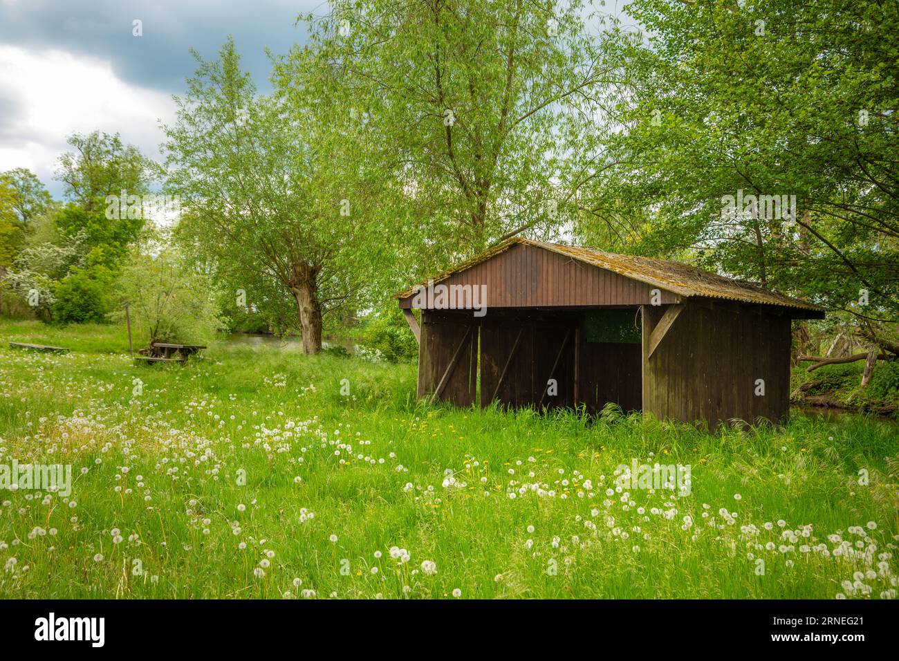 Accattivante bellezza Rustica - una vecchia casa in legno in mezzo a un tranquillo paesaggio verde che evoca Nostalgia e serenità Foto Stock