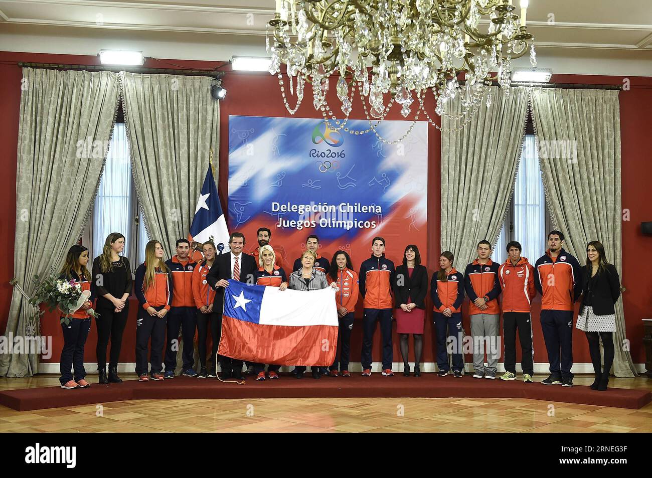 Immagine fornita dalla mostra il presidente cileno Michelle Bachelet (C, fronte), che partecipa alla cerimonia di consegna della bandiera cilena alla delegazione che rappresenterà il paese ai Giochi Olimpici di Rio de Janeiro 2016, al Palazzo la Moneda, a Santiago, capitale del Cile, il 21 giugno 2016. Alex Ibanez/) (jg) (ce) (SP)CILE-SANTIAGO-SPORTS-OLYMPICS CHILEANxPRESIDENCY PUBLICATIONxNOTxINxCHN immagine fornita dagli spettacoli del presidente cileno Michelle Bachelet C Front che partecipa alla cerimonia di consegna della bandiera cilena al Delegation Thatcher rappresenterà il Paese alla Rio 2016 Foto Stock