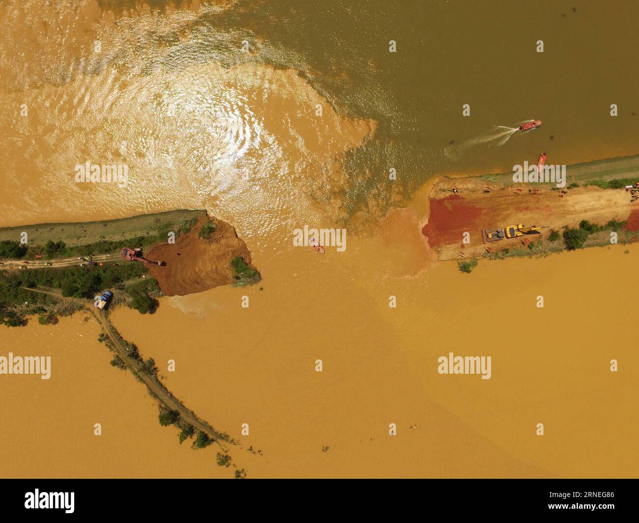 (160622) -- POYANG, 22 giugno 2016 -- gli escavatori riempiono una breccia nella diga di Xiangyang nella contea di Poyang, nella provincia del Jiangxi della Cina orientale, 22 giugno 2016. Circa 500 poliziotti armati hanno iniziato a riparare una lacuna di 100 metri nelle difese fluviali mercoledì. ) (lfj) CHINA-JIANGXI-POYANG-BANK BREACH-MENDING (CN) ZhouxMi PUBLICATIONxNOTxINxCHN 160622 Poyang 22 giugno 2016 gli escavatori RIEMPIONO una breccia A Xiang Yang Dyke nella provincia di Jiangxi della contea di Poyang nella Cina orientale 22 giugno 2016 circa 500 polizia armata hanno iniziato a RIPARARE un CAP di 100 metri nelle difese fluviali mercoledì lfj Cina Jiangxi Poyang Bank Breach Mending CN ZH Foto Stock