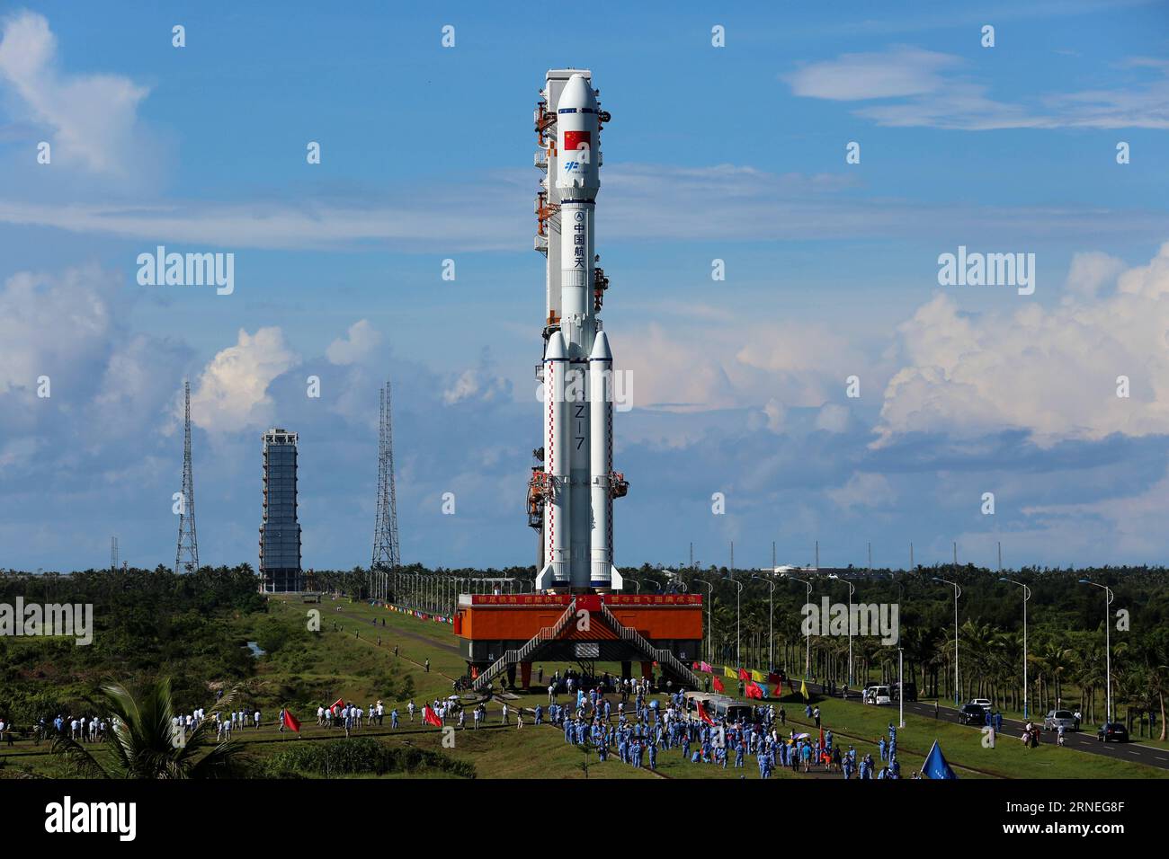 Chinas viertes Raketenstartzentrum in Wenchang (160622) -- WENCHANG, 22 giugno 2016 -- il razzo portaerei Long March-7 viene trasferito verticalmente alla piattaforma di lancio a Wenchang, nella provincia di Hainan, nel sud della Cina, 22 giugno 2016. La Cina prevede di lanciare la sua nuova generazione di razzo vettore Long March-7 tra sabato e mercoledì da un nuovo terreno di lancio a Wenchang. Il Long March-7 è un razzo di medie dimensioni che utilizza propellente liquido in grado di trasportare fino a 13,5 tonnellate in orbita terrestre bassa. Trasporterà merci per la stazione spaziale pianificata della Cina e dovrebbe diventare il vettore principale per i lanci spaziali. ) (l Foto Stock