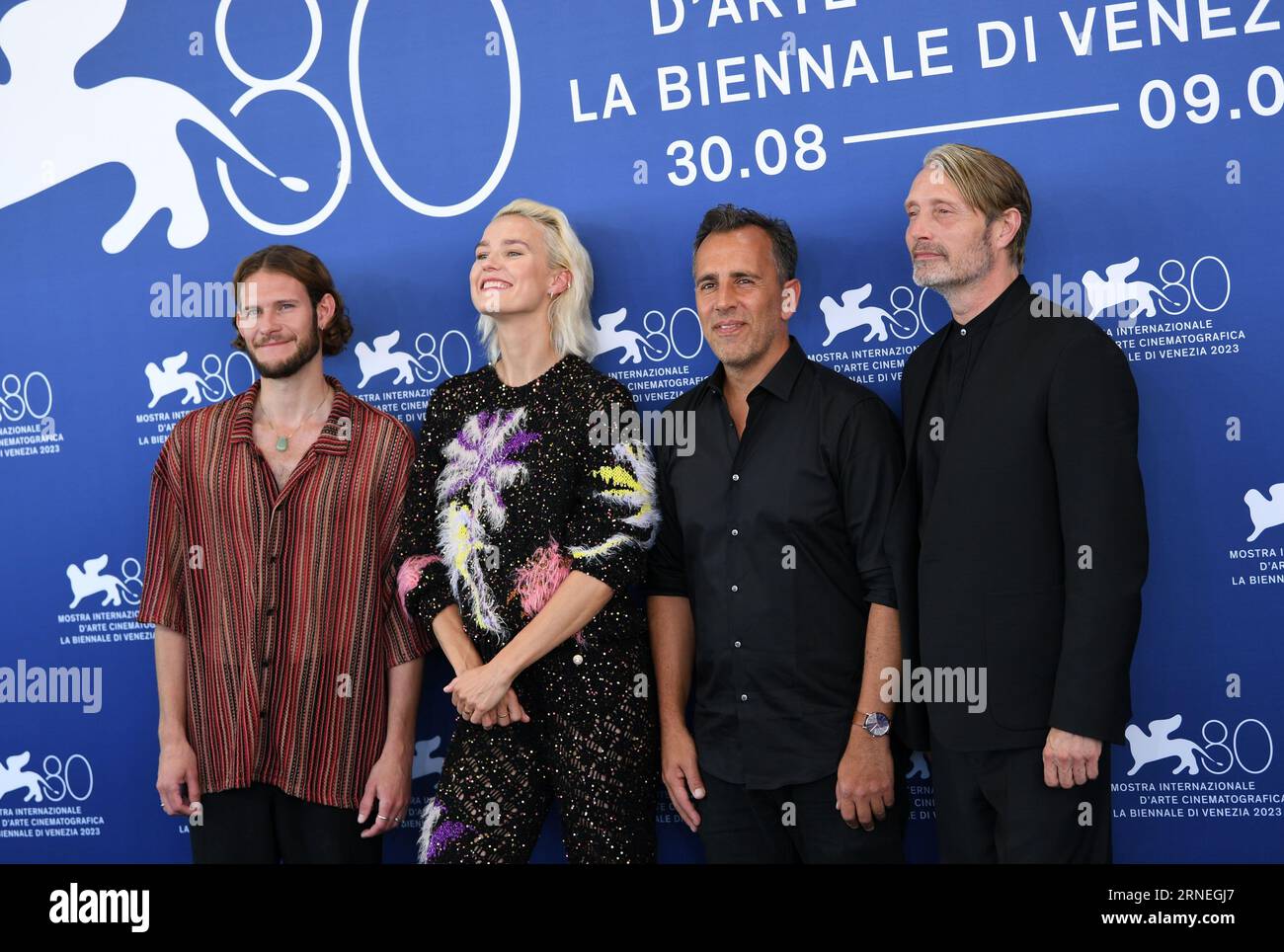 Venezia, Italia. 1 settembre 2023. Il regista Nikolaj Arcel (2nd, R), l'attore Simon Bennebjerg (1st, L), l'attrice Amanda Collin (2nd, L) e l'attore Mads Mikkelsen partecipano a una photocall per il film 'Bastarden (The Promised Land)' durante la 80th Venice International Film Festival a Venezia, Italia, 1 settembre 2023. Il film gareggerà per il prestigioso premio Leone d'Oro. Crediti: Jin Mamengni/Xinhua/Alamy Live News Foto Stock