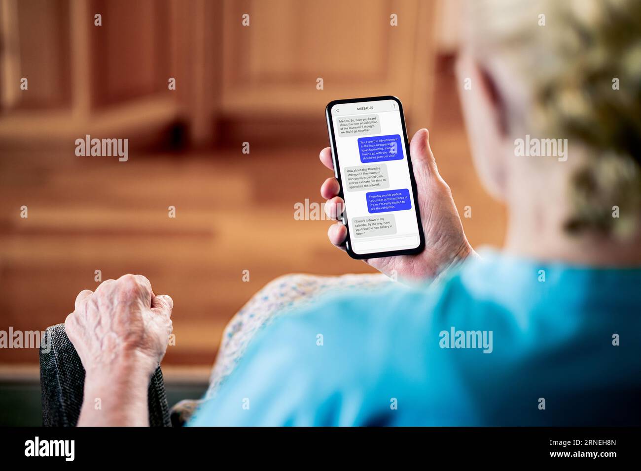 Messaggi di testo o chat sul telefono. Anziana donna matura anziana che invia sms ad amici o familiari. Vecchia signora con l'app di messaggistica del cellulare. Foto Stock