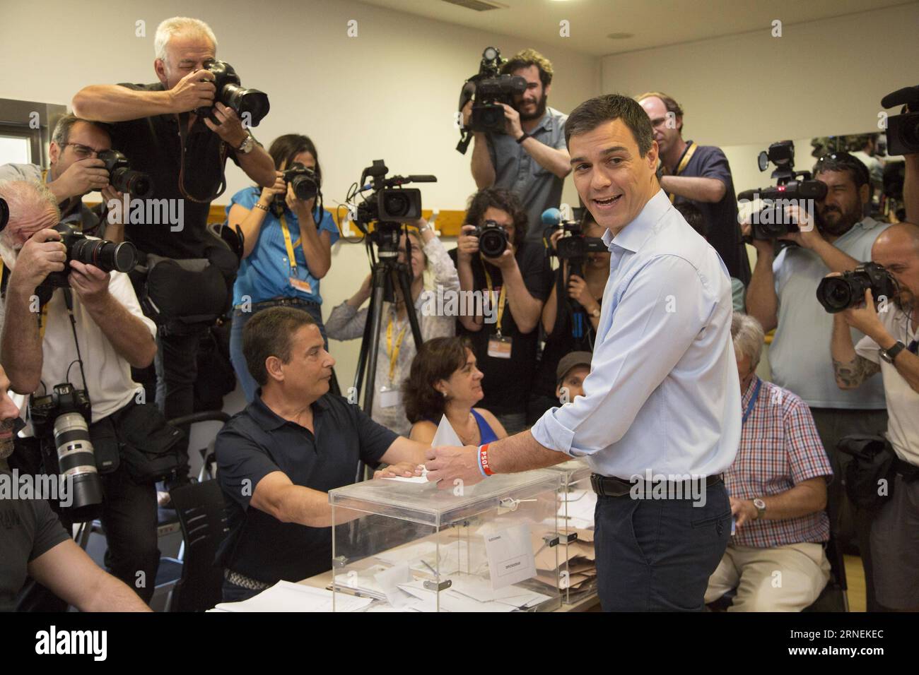 Parlamentswahlen in spagnolo - Stimmabgabe von Pedro Sanchez (160626) -- MADRID, 26 giugno 2016 -- il leader socialista (PSOE) Pedro Sanchez (fronte R) esprime il suo voto a Pozuelo de Alarcon vicino a Madrid, in Spagna, il 26 giugno 2016. Le votazioni sono iniziate alle 9.00 ora locale nelle seconde elezioni generali in Spagna in sei mesi. ) SPAGNA-MADRID-ELEZIONI GENERALI JavierxOrtegaxPonce PUBLICATIONxNOTxINxCHN elezioni parlamentari in Spagna voti da Pedro Sanchez 160626 Madrid giugno 26 2016 il leader socialista del PSOE Pedro Sanchez Front r pronuncia il suo VOTO a Pozuelo de Alarcon vicino a Madrid Spagna IL 26 2016 giugno le votazioni sono iniziate A Foto Stock