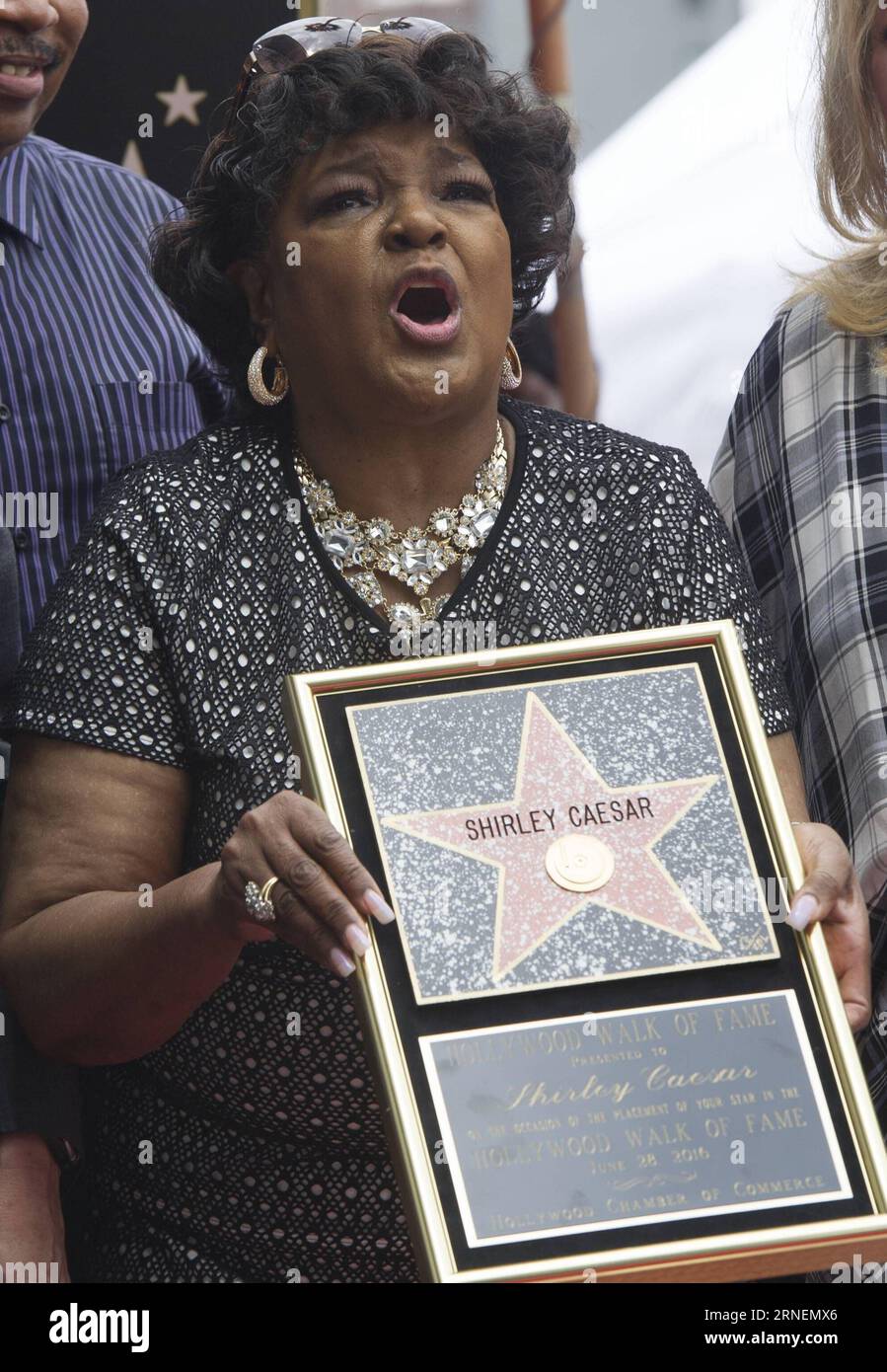 Gospel-Star Shirley Caesar erhält Stern auf dem Walk of Fame (160628) -- LOS ANGELES, 28 giugno 2016 -- la cantante gospel Shirley Caesar si erge sulla sua stella della Hollywood Walk of Fame a Hollywood, negli Stati Uniti il 28 giugno 2016. Shirley Caesar è stata la vincitrice della stella 2,583 nella categoria registrazione. ) U.S.-HOLLYWOOD-WALK OF FAME-SHIRLEY CAESAR YangxLei PUBLICATIONxNOTxINxCHN Gospel Star Shirley Caesar riceve Star on the Walk of Fame 160628 Los Angeles giugno 28 2016 la cantante Gospel Shirley Caesar si erge SULLA sua Hollywood Walk of Fame Star a Hollywood negli Stati Uniti IL 28 2016 giugno Shi Foto Stock