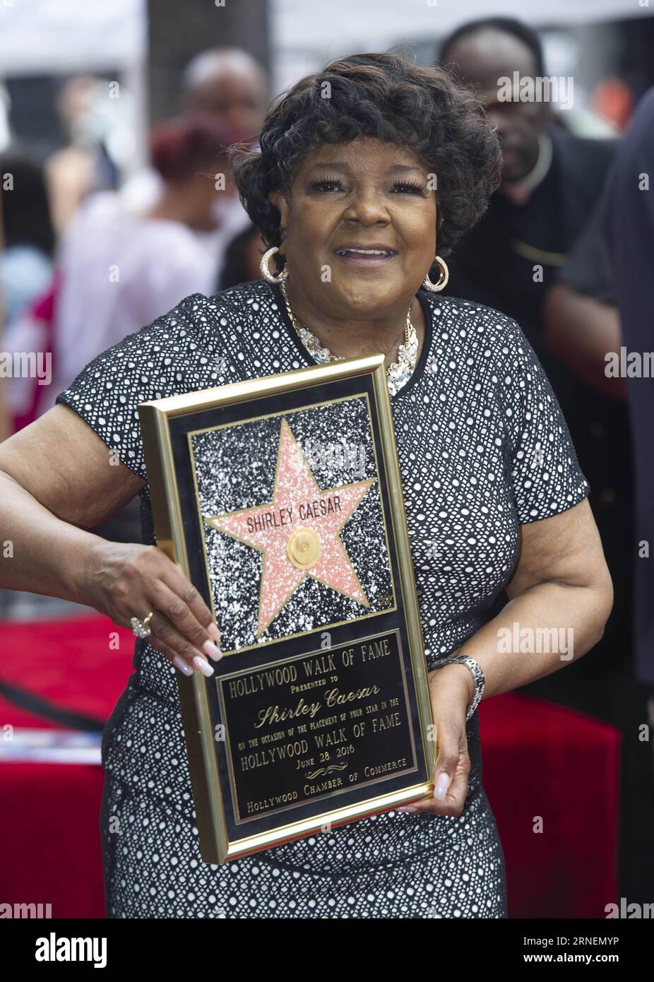 Gospel-Star Shirley Caesar erhält Stern auf dem Walk of Fame (160628) -- LOS ANGELES, 28 giugno 2016 -- la cantante gospel Shirley Caesar si erge sulla sua stella della Hollywood Walk of Fame a Hollywood, negli Stati Uniti il 28 giugno 2016. Shirley Caesar è stata la vincitrice della stella 2,583 nella categoria registrazione. ) U.S.-HOLLYWOOD-WALK OF FAME-SHIRLEY CAESAR YangxLei PUBLICATIONxNOTxINxCHN Gospel Star Shirley Caesar riceve Star on the Walk of Fame 160628 Los Angeles giugno 28 2016 la cantante Gospel Shirley Caesar si erge SULLA sua Hollywood Walk of Fame Star a Hollywood negli Stati Uniti IL 28 2016 giugno Shi Foto Stock