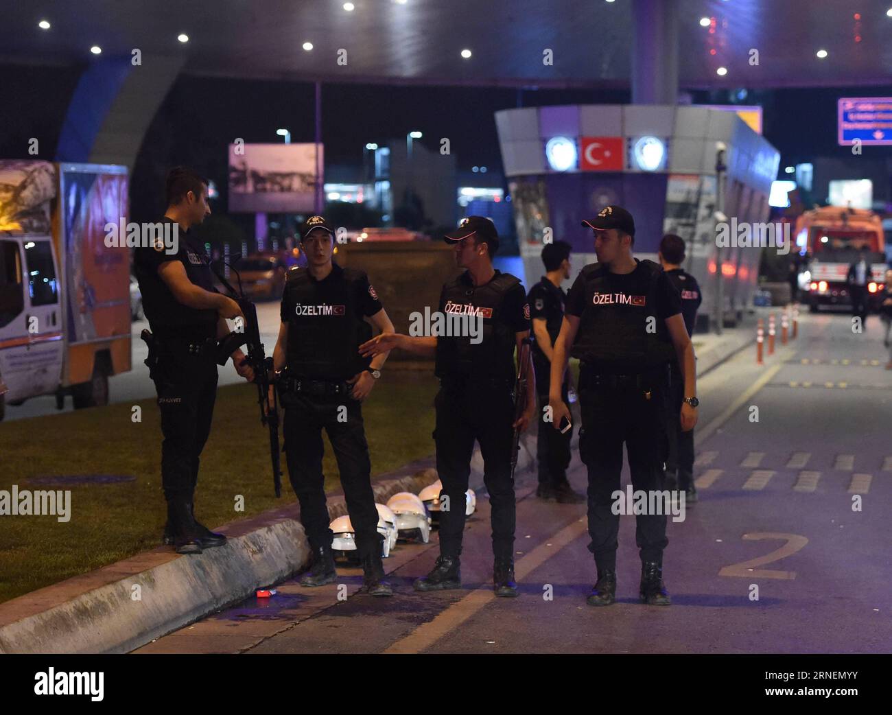 Türkei: Explosionen und Schüsse am Flughafen a Istanbul (160629) -- ISTANBUL, 29 giugno 2016 -- i poliziotti stanno di guardia fuori dall'aeroporto internazionale Ataturk di Istanbul, Turchia, 29 giugno 2016. Mercoledì il primo ministro turco Binali Yildirim ha incolpato lo Stato islamico per gli attentati che hanno ucciso 36 persone all'aeroporto martedì sera. ) TURCHIA-ISTANBUL-AEROPORTO-ESPLOSIONI HexCanling PUBLICATIONxNOTxINxCHN Turchia esplosioni e colpi all'aeroporto di Istanbul 160629 Istanbul giugno 29 2016 i poliziotti stanno di guardia davanti all'aeroporto internazionale ATATURK di Istanbul Turchia giugno 29 2016 Pr. Turca Foto Stock