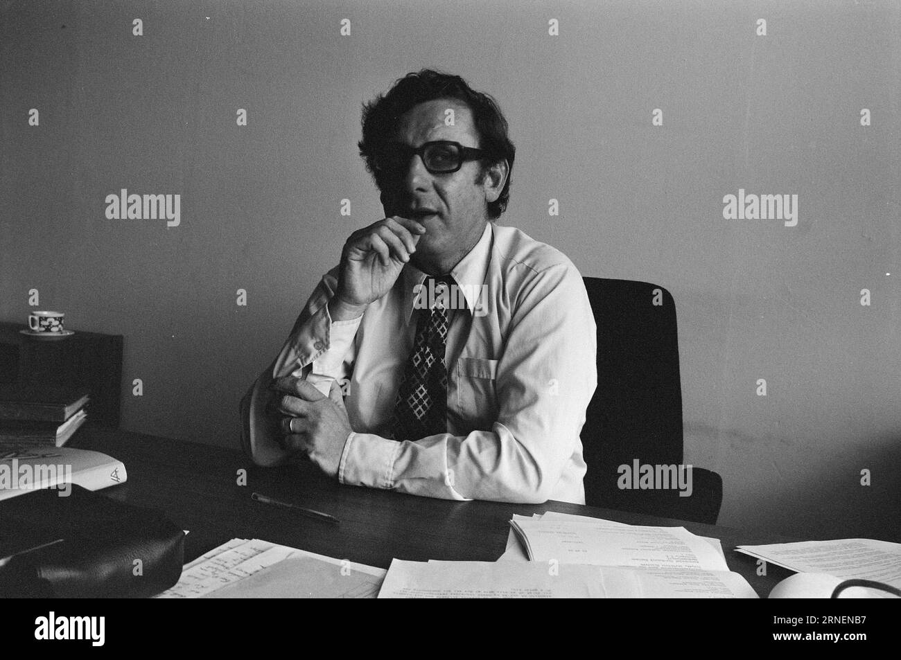 Attuale 22 - 5 - 1974: Sorveglianza pubblicitaria le attività del Mediatore dei consumatori sono un'agenzia di emergenza nella giungla sfaccettata e confusa del mondo della pubblicità. Il difensore civico dei consumatori Charles Philipson vuole un budget maggiore. L'ufficio ha bisogno di più personale. Foto: Aage Storløkken / Aktuell / NTB ***FOTO NON ELABORATA*** questo testo è stato tradotto automaticamente! Foto Stock