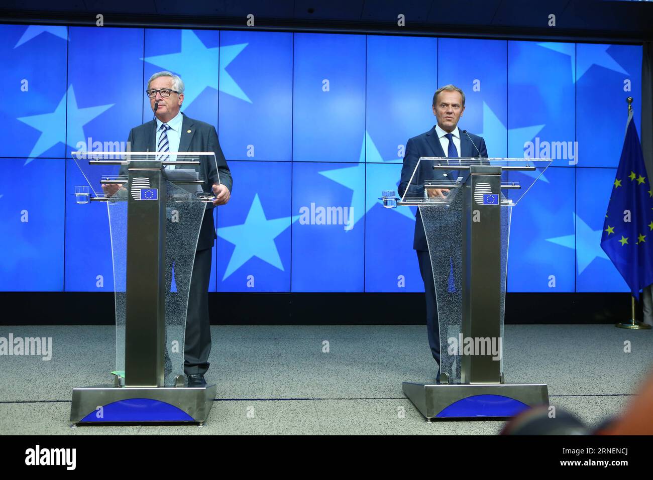 (160629) -- BRUXELLES, 29 giugno 2016 -- il presidente del Consiglio europeo Donald Tusk (R) e il presidente della Commissione europea Jean-Claude Juncker partecipano a una conferenza stampa presso la sede centrale dell'UE a Bruxelles, in Belgio, il 29 giugno 2016. Mercoledì il presidente del Consiglio europeo Donald Tusk ha dichiarato che i leader dei 27 paesi dell'Unione europea non britannici hanno convenuto che non avrebbero concesso alla Gran Bretagna l'accesso al mercato unico del blocco se la Gran Bretagna non avesse accettato le norme dell'UE sulla libera circolazione. ) BELGIO-BRUXELLES-UE-VERTICE GongxBing PUBLICATIONxNOTxINxCHN 160629 Bruxelles giugno 29 2016 Presidente del Consiglio europeo Donald tu Foto Stock