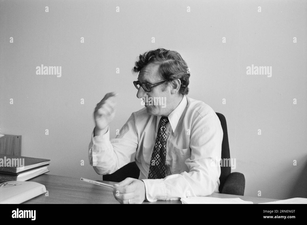 Attuale 22 - 5 - 1974: Sorveglianza pubblicitaria le attività del Mediatore dei consumatori sono un'agenzia di emergenza nella giungla sfaccettata e confusa del mondo della pubblicità. Il difensore civico dei consumatori Charles Philipson vuole un budget maggiore. L'ufficio ha bisogno di più personale. Foto: Aage Storløkken / Aktuell / NTB ***FOTO NON ELABORATA*** questo testo è stato tradotto automaticamente! Foto Stock