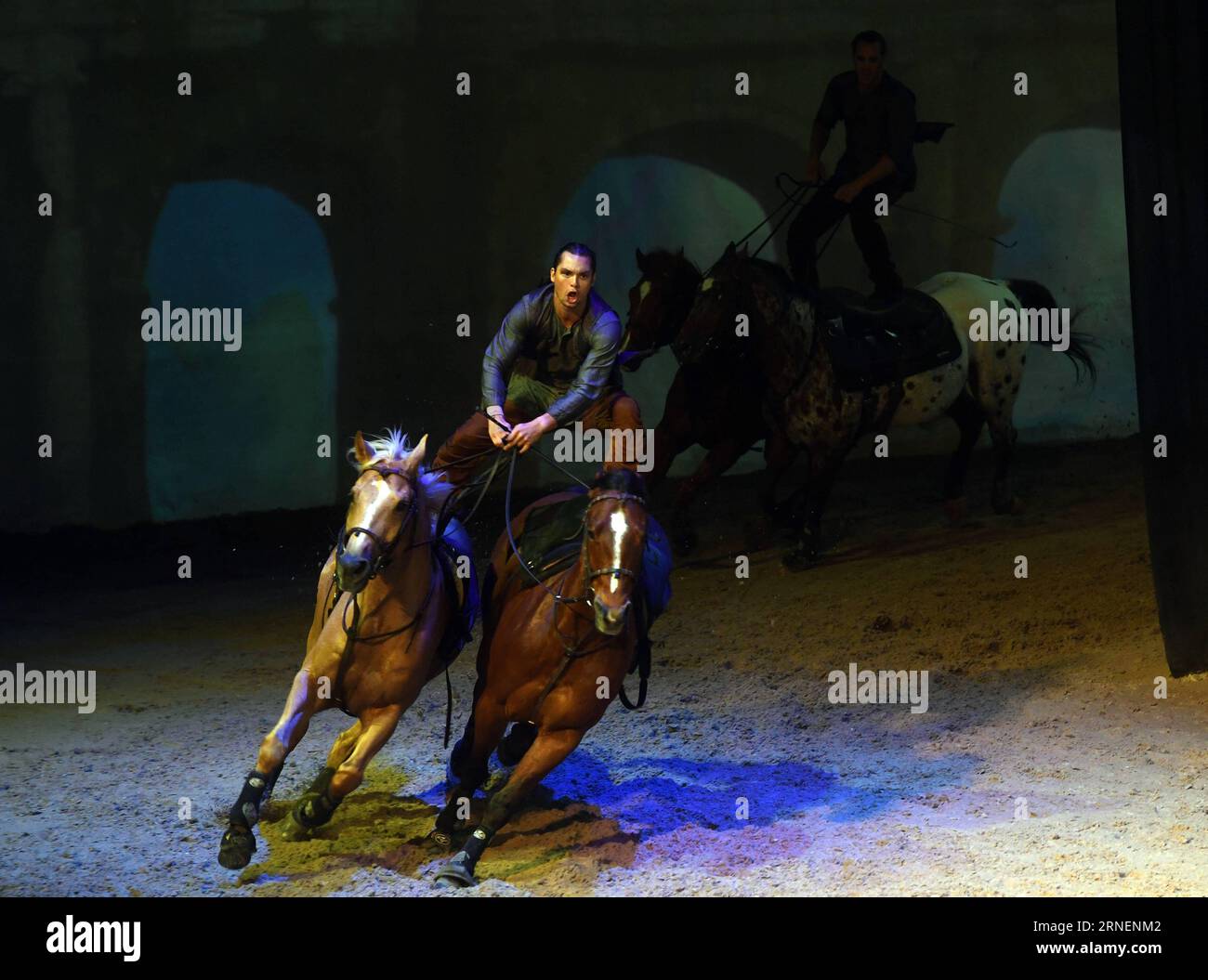 Pferdeshow Cavalia a Pechino (160630) -- PECHINO, 29 giugno 2016 -- Un artista cavalca un cavallo durante lo spettacolo Cavalia tenutosi nel Parco Chaoyang a Pechino, capitale della Cina, 29 giugno 2016. Cavilia è un nuovo mix di arti equestri e performative, multimedia ed effetti speciali, che integrano in modo innovativo acrobazie, danza, acrobazie aeree e musica dal vivo. Ha iniziato il suo tour mondiale nell'estate del 2003.) (wx) CHINA-BEIJING-CAVALIA SHOW (CN) JinxLiangkuai PUBLICATIONxNOTxINxCHN Horse Show Cavalia a Pechino 160630 Pechino giugno 29 2016 un Performer cavalca un cavallo durante il Cavalia Show Hero a Chao Yang P. Foto Stock