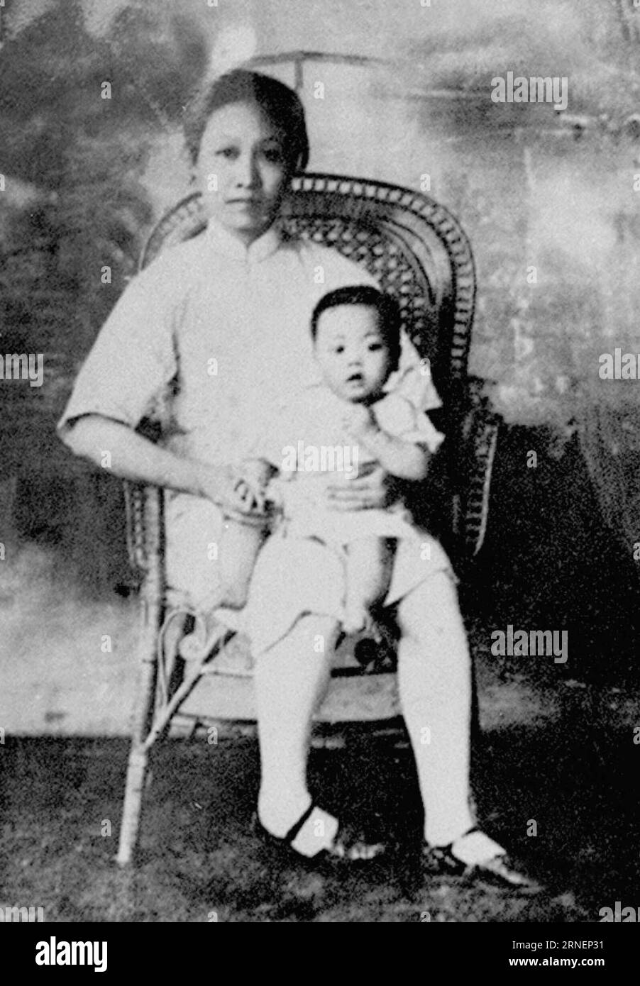 (160630) -- PECHINO, 30 giugno 2016 () -- la foto del file scattata nel 1928 mostra Zhao Yiman, membro del Partito Comunista Cinese (CPC) e una leggendaria eroina che combatté contro le truppe d'invasione giapponesi nella Cina nordorientale dal 1931 al 1936, e suo figlio nella Shanghai orientale della Cina. Zhao fu catturato e giustiziato dalle forze giapponesi nel 1936 all'età di 31 anni. Quest'anno segna il 95° compleanno del Partito Comunista Cinese (CPC). () (wyl/wjq) CHINA-CPC-95TH ANNIVERSARY-FIGURES (CN) Xinhua PUBLICATIONxNOTxINxCHN 160630 Pechino giugno 30 2016 file foto scattata nel 1928 mostra Zhao Yiman un membro del Commu Foto Stock