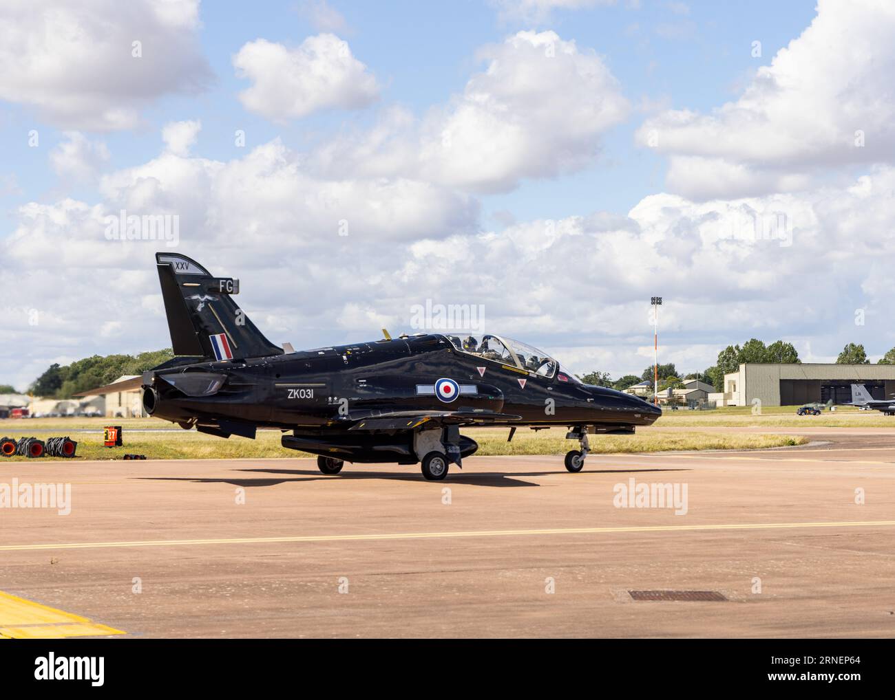 BAE Systems Hawk Advanced Jet Trainer di 4FTS attende di partire dal Royal International Air Tattoo del 2023 Foto Stock