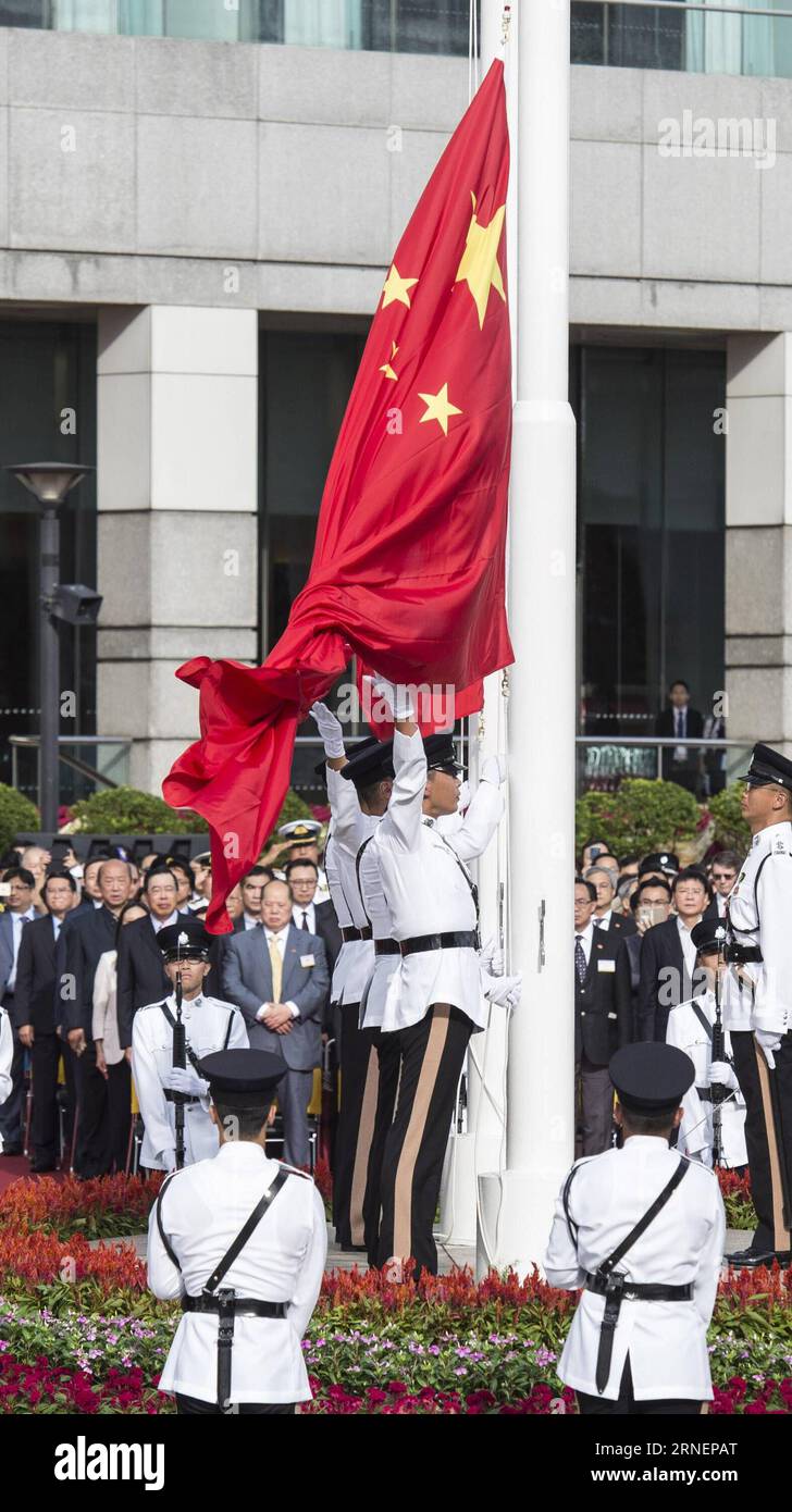 (160701) -- HONG KONG, 1° luglio 2016 -- Una cerimonia di innalzamento della bandiera si tiene presso Golden Bauhinia Square a Hong Kong, Cina meridionale, il 1° luglio 2016, per celebrare il 19° anniversario dell'istituzione della regione amministrativa speciale di Hong Kong. ) (Ry) CINA-HONG KONG-RETURN-19TH ANNIVERSARY(CN) LuixSiuxWai PUBLICATIONxNOTxINxCHN Hong Kong 1 luglio 2016 una cerimonia di innalzamento bandiera È eroe PRESSO Golden Bauhinia Square a Hong Kong Cina meridionale 1 luglio 2016 per celebrare il 19 ° anniversario dell'istituzione della regione amministrativa speciale di Hong Kong Ry China Hong Kong ritorno 19th anniversario CN LuixSi Foto Stock