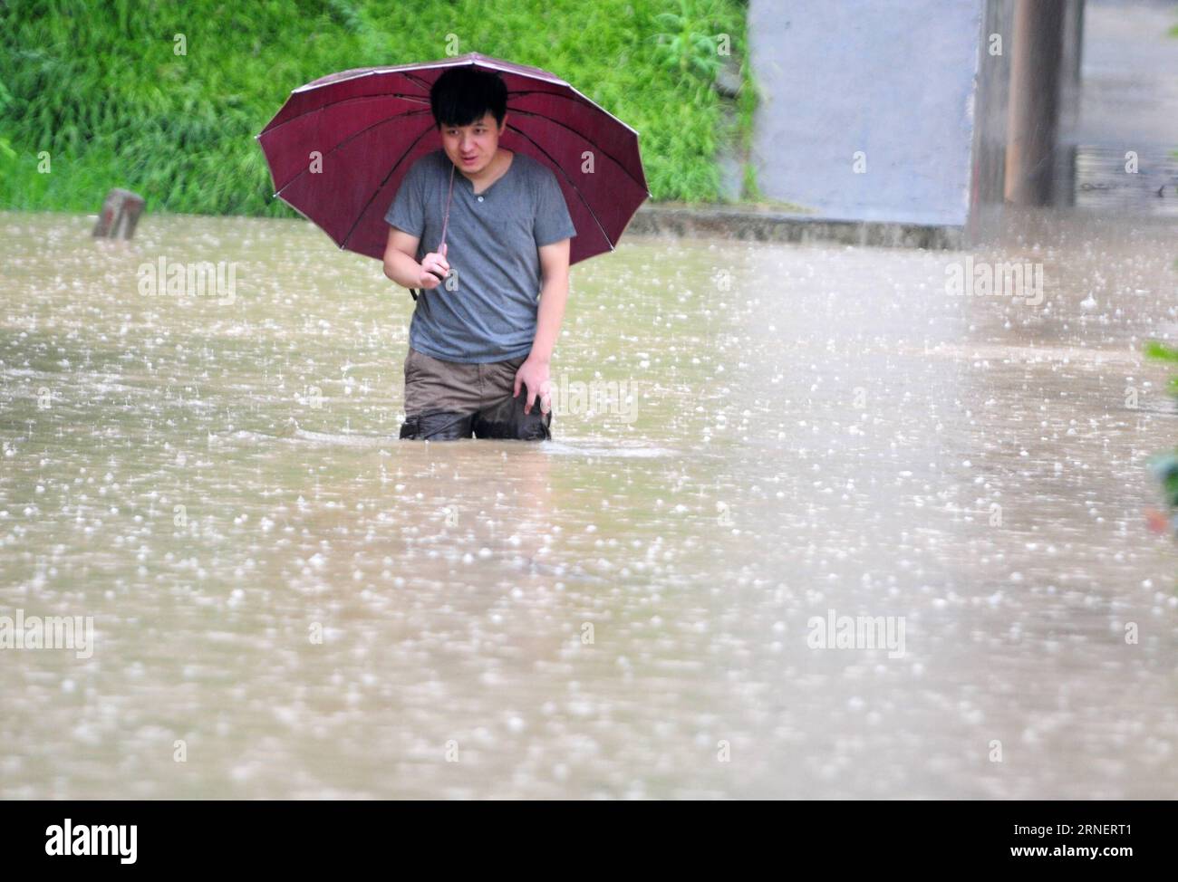 Cina: Überschwemmungen in Jangxi Provinz (160703) -- JIUJIANG, 2 luglio 2016 -- Un uomo cammina su una strada allagata nella città di Jiujiang, nella provincia di Jiangxi della Cina orientale, 2 luglio 2016. Il forte temporale ha colpito la città sabato.) (Ry) CHINA-JIANGXI-JIUJIANG-FLOOD (CN) HuxGuolin PUBLICATIONxNOTxINxCHN China Flooding in Jangxi Province 160703 Jiujiang 2 luglio 2016 un uomo cammina SU una strada allagata nella città di Jiujiang East China S Jiangxi Province 2 luglio 2016 forte pioggia ha colpito la città IL sabato Ry China Jiangxi Jiujiang Flood CN HuxGuolin PUBLINTXINTXINCHN Foto Stock