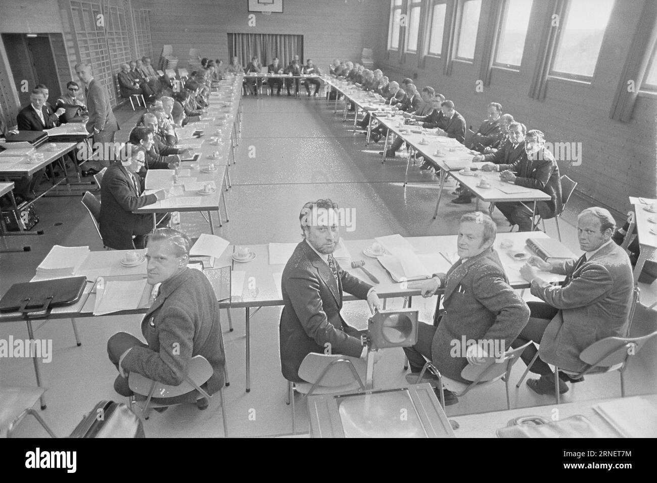 Dal 19 al 1974: Hydro vuole costruire qui la fattoria Rafnes e le vicine fattorie sulla terra di Bamble a Telemark, il Ministero dell'industria ha progettato un complesso industriale del valore di un paio di miliardi di corone. Ma c'è grande incertezza sul progetto, e nessuno sa ancora se lo Storting manderà la maggior parte delle fabbriche petrolchimiche ad ovest. I politici locali parlano di nuovi posti di lavoro, l'uomo comune è più preoccupato per la distruzione ambientale. il consiglio comunale di Bamble ha accettato sia Hydro che Saga. Foto: Tore Fredenlund / Aktuell / NTB ***FOTO NON ELABORAZIONE IMMAGINE Foto Stock