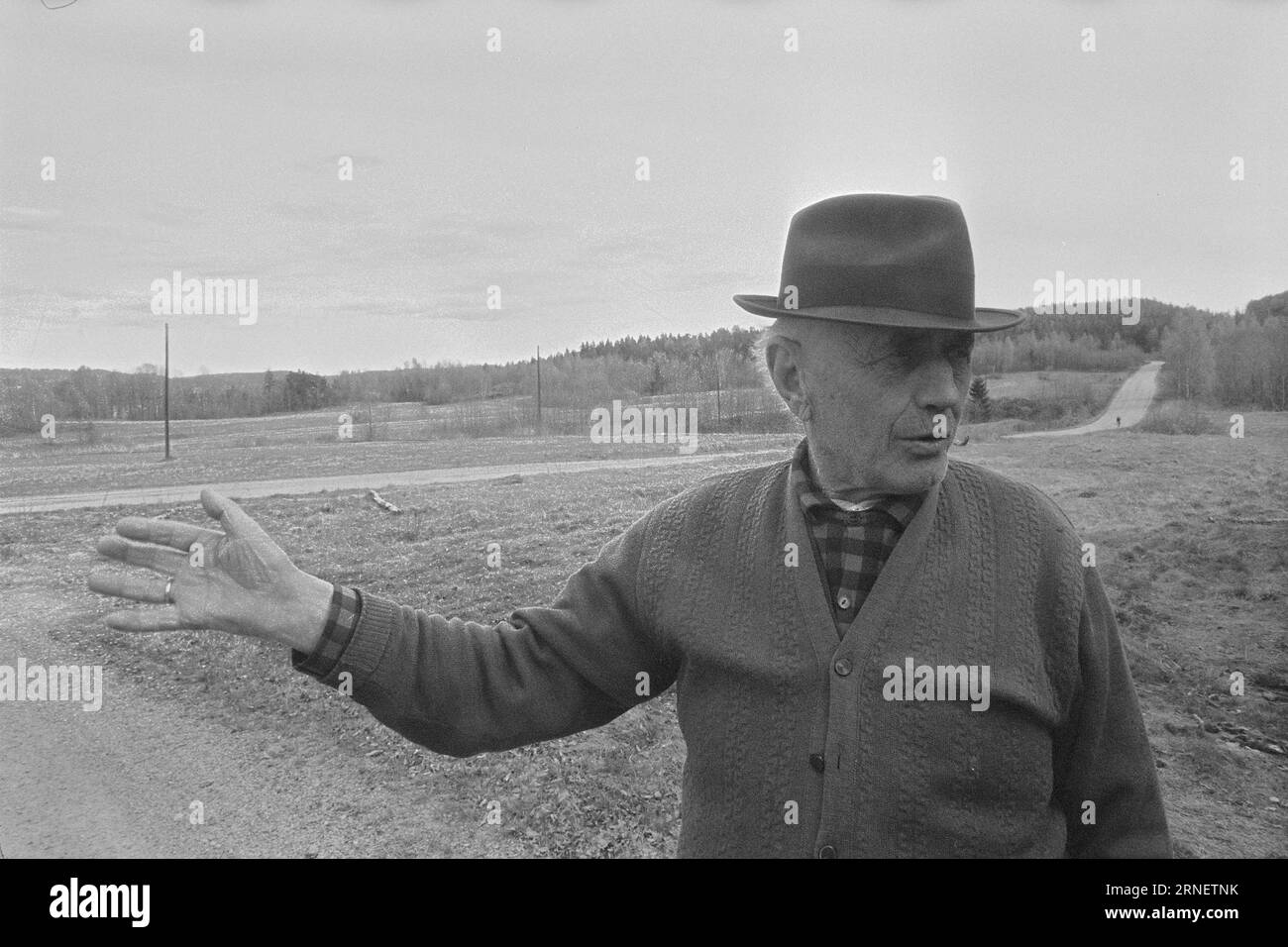 Dal 19 al 1974: Hydro vuole costruire qui la fattoria Rafnes e le vicine fattorie sulla terra di Bamble a Telemark, il Ministero dell'industria ha progettato un complesso industriale del valore di un paio di miliardi di corone. Ma c'è grande incertezza sul progetto, e nessuno sa ancora se lo Storting manderà la maggior parte delle fabbriche petrolchimiche ad ovest. I politici locali parlano di nuovi posti di lavoro, l'uomo comune è più preoccupato per la distruzione ambientale. Il proprietario di 90 anni di Tråk Gård, Realf Realfsen, quest'anno non si è disturbato con alcuna acqua di sorgente - 'sarebbe solo un Foto Stock