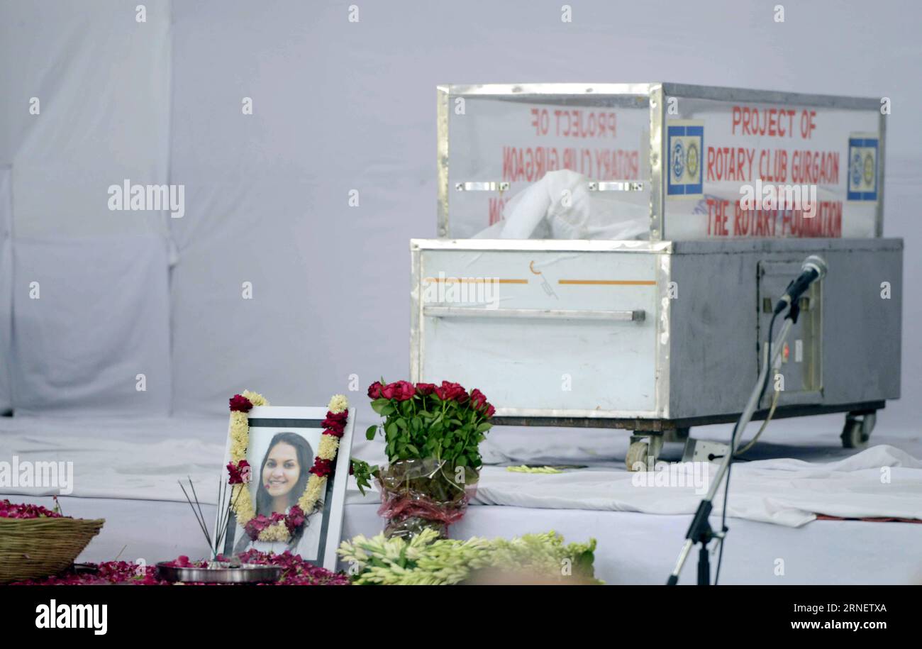 (160704) -- GURGAON, 4 luglio 2016 () -- foto scattata il 4 luglio 2016 mostra resti e ritratto di Tarushi Jain, vittima di un attacco a un ristorante spagnolo a Dacca in Bangladesh, durante il suo funerale a Gurgaon, nello stato indiano settentrionale di Haryana. I resti della diciannovenne ragazza indiana uccisa nell'attacco a un ristorante di Dhaka da uomini armati lo scorso fine settimana sono arrivati qui lunedì, ha detto i media locali. Tarushi Jain era tornata a casa dagli Stati Uniti per le vacanze estive in India e Bangladesh e si era recata al Sacro Artisan Bakery con due dei suoi amici venerdì sera, quando gli uomini armati l'hanno assalita, uccidono Foto Stock