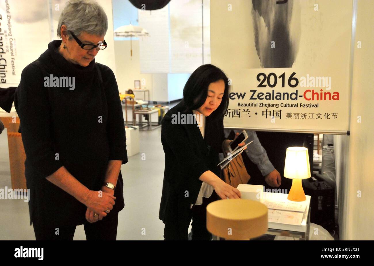 (160706) - WELLINGTON, 6 luglio 2016 -- People visit the beautiful Zhejiang Cultural Festival in Wellington, nuova Zelanda, 6 luglio 2016. Con il tema dell'integrazione, il bellissimo Festival culturale di Zhejiang si è tenuto mercoledì nella nuova Zelanda Portrait Gallery. La mostra ha portato prodotti della vita quotidiana creati da giovani designer della provincia cinese di Zhejiang, con l'obiettivo di rappresentare l'estetica orientale e la bellezza del design artigianale. NUOVA ZELANDA-WELLINGTON-CHINESE CREATIVE DESIGN-EXHIBITION SuxLiang PUBLICATIONxNOTxINxCHN 160706 Wellington 6 luglio 2016 le celebrità visitano la splendida ZH Foto Stock