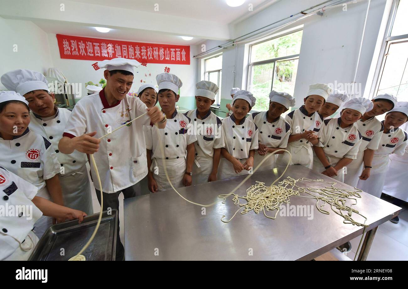 (160707) -- TAIYUAN, July 7, 2016 -- Teacher Xu Genyuan (3rd L) demonstrates how to make noodle to chefs of Tibetan ethnic group at a cooking school of cooked wheaten food in Taiyuan, capital of north China s Shanxi Province, July 7, 2016. Twenty-two chefs from Sa gya County of southwest China s Tibet Autonomous Region started their learning at the cooking school in May. Many people in Sa gya like cooked wheaten food. )(mcg) CHINA-TAIYUAN-CHEF-TIBETAN ETHNIC GROUP-COOKED WHEATEN FOOD (CN) CaoxYang PUBLICATIONxNOTxINxCHN   160707 Taiyuan July 7 2016 Teacher Xu Genyuan 3rd l demonstrates How to Foto Stock