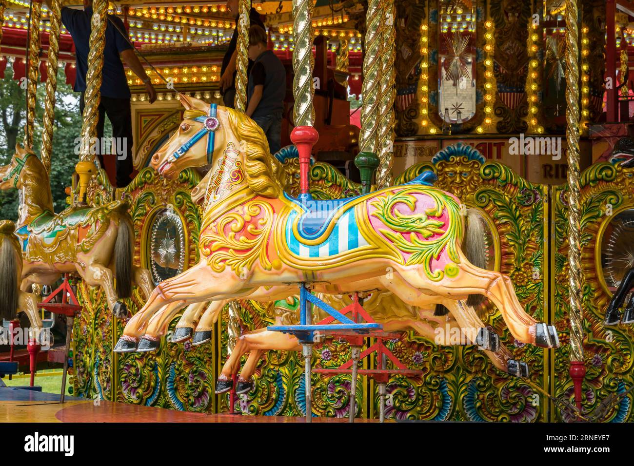 Cavallo al galoppo Eternity on gallopers Roundabout a Steampunk weekend 2023, The Lawn, Lincoln City, Lincolnshire, Inghilterra, REGNO UNITO Foto Stock