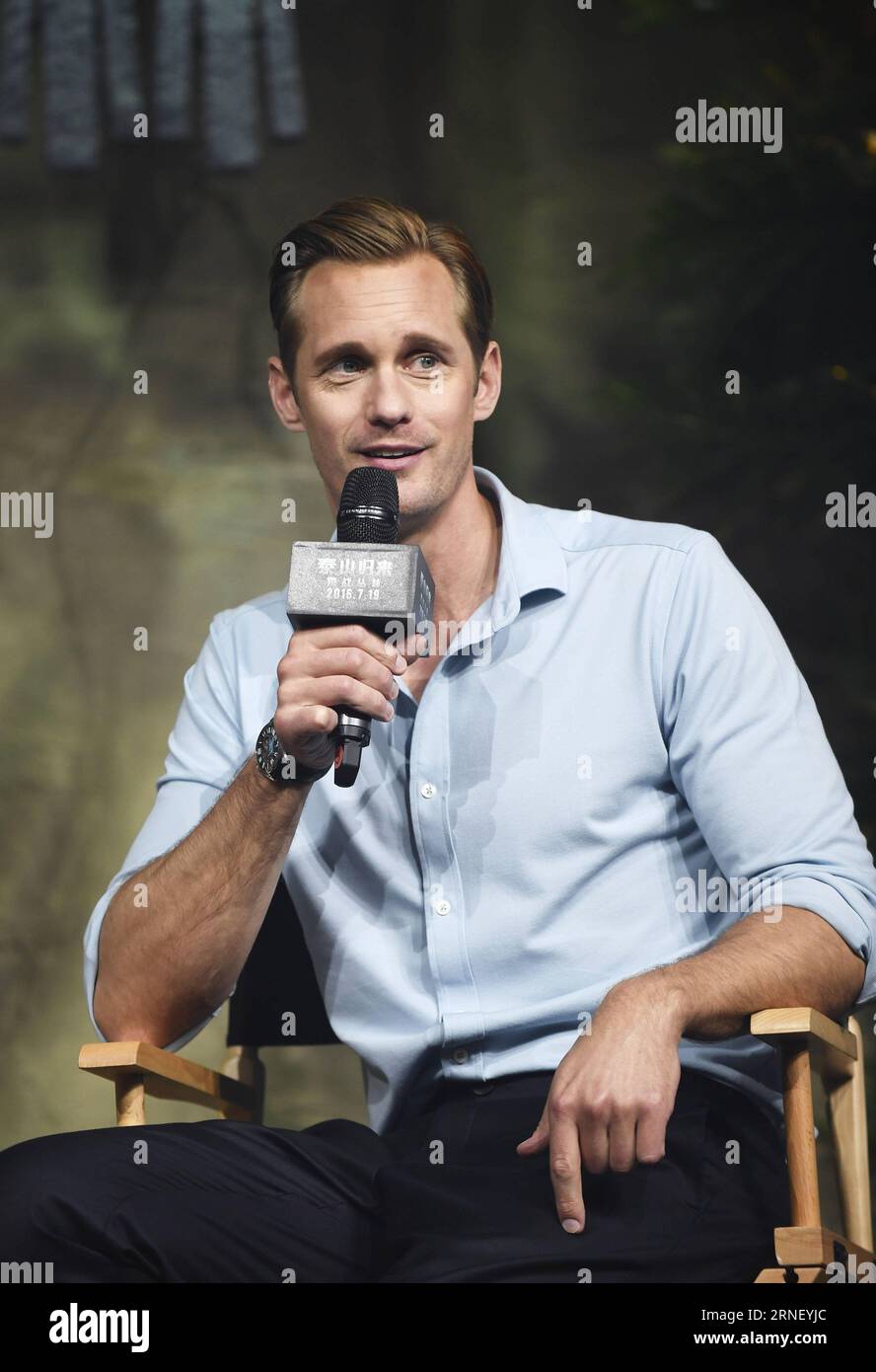 (160708) -- PECHINO, 8 luglio 2016 -- l'attore Alexander Skarsgard risponde alle domande alla conferenza stampa del film la leggenda di Tarzan a Pechino, capitale della Cina, 8 luglio 2016. Il film sarà proiettato il 19 luglio in tutta la Cina. ) (Yxb) CHINA-BEIJING-LEGEND OF TARZAN-PRESS CONFERENCE(CN) LiuxJie PUBLICATIONxNOTxINxCHN 160708 Pechino 8 luglio 2016 l'attore Alexander Skarsgard risponde alle domande alla conferenza stampa del Film la leggenda di Tarzan a Pechino capitale della Cina 8 luglio 2016 il film sarà proiettato IL 19 luglio nella nazione cinese yxb China Beijing Legend of Tarzan Press Confe Foto Stock