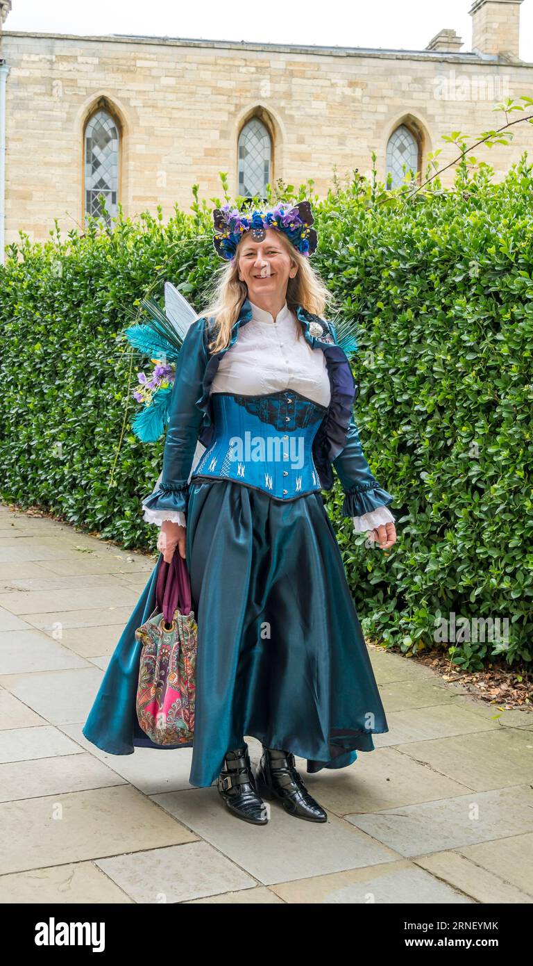 Persona in costume blu al Lincoln Steampunk Weekend 2023, Lincoln City, Lincolnshire, Inghilterra, Regno Unito Foto Stock