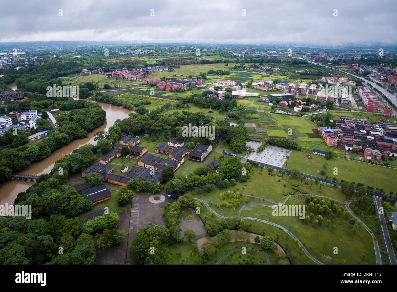 (160711) -- RUIJIN, 11 luglio 2016 -- foto aerea scattata l'11 luglio 2016 mostra il punto panoramico di Yeping a Ruijin, nella provincia orientale dello Jiangxi della Cina. Ruijin, che è conosciuta come la culla della Repubblica Popolare Cinese e il punto di partenza della lunga marcia dell'Armata Rossa, un tempo era la capitale della Repubblica Sovietica Cinese e il quartier generale dell'Armata Rossa. Nel novembre 1931, la Repubblica Sovietica Cinese fu istituita dal Partito Comunista Cinese (CPC), e Mao Zedong fu eletto presidente della repubblica. (Cxy) CHINA-JIANGXI-RUIJIN-RED CAPITAL (CN) LvxShuai PUBLICATIONxNOTxINxCHN 160711 Foto Stock