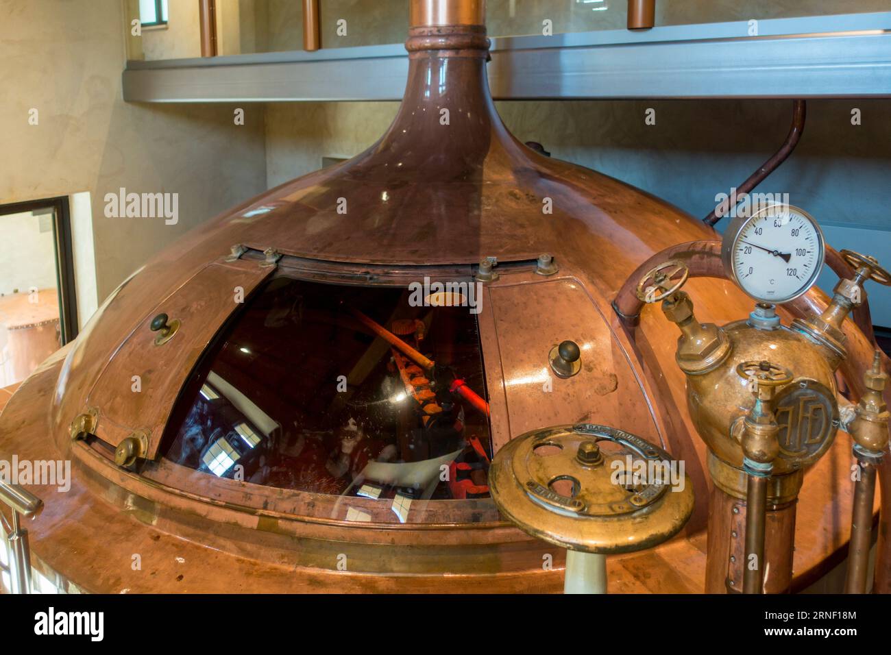 Manometro e valvole sul bollitore di rame della birreria Trappist nell'Abbazia di Orval / Abbaye Notre-Dame d'Orval, Villers-devant-Orval, Vallonia, Belgio Foto Stock