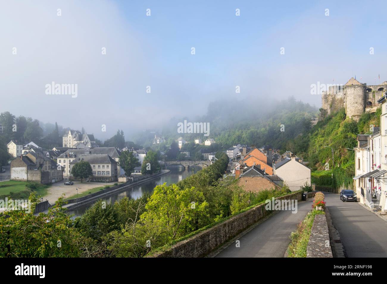 La nebbia del mattino presto si innalza sopra la città di Bouillon, il fiume Semois e il castello medievale, provincia di Lussemburgo nelle Ardenne, Vallonia, Belgio Foto Stock