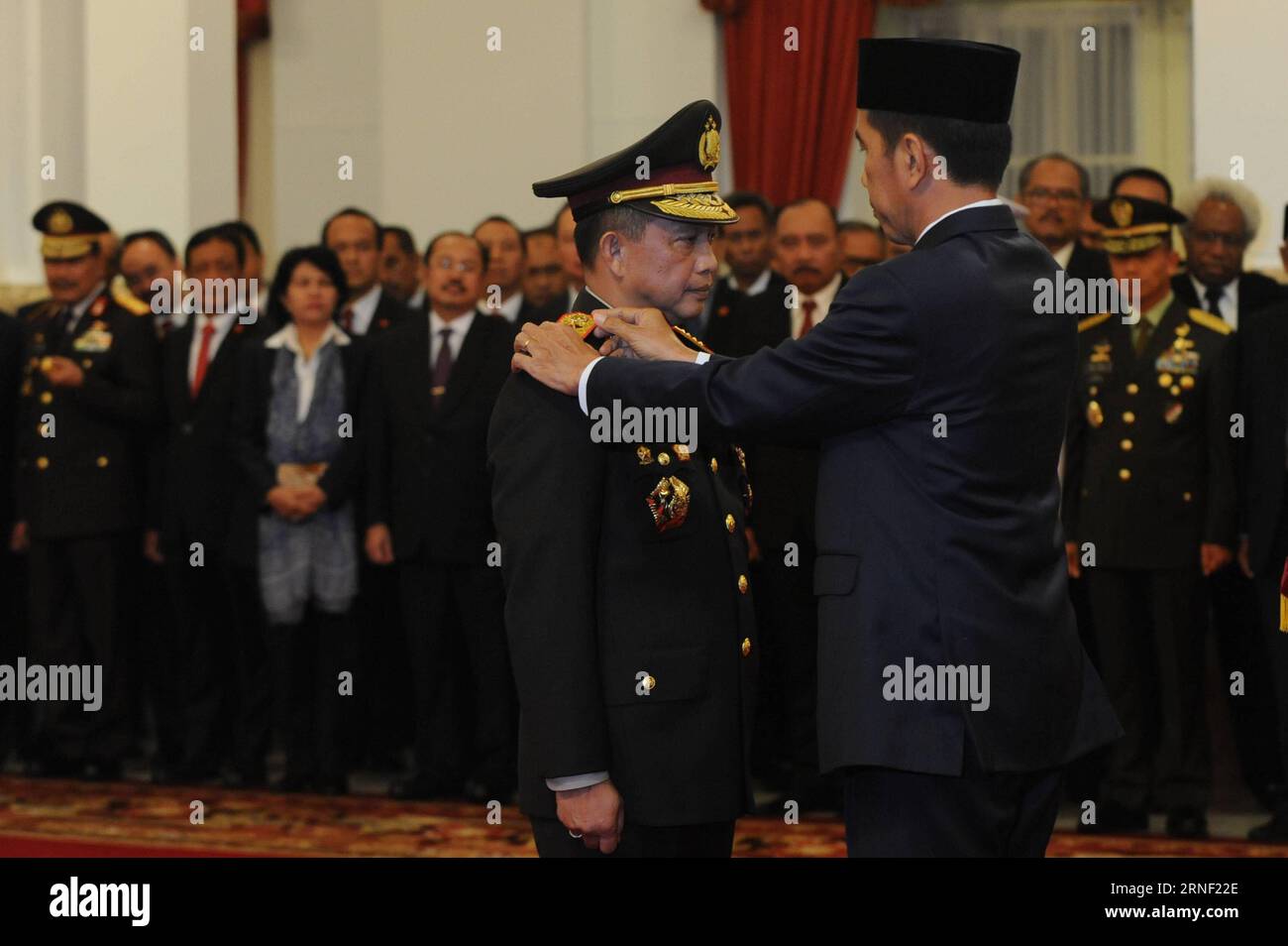 (160713) -- GIACARTA, 13 luglio 2016 -- Tito Karnavian (L) partecipa alla sua cerimonia di consegna per diventare nuovo capo della polizia nazionale indonesiana a Giacarta, Indonesia, il 13 luglio 2016. Il presidente indonesiano Joko Widodo mercoledì ha nominato il Commissario generale Tito Karnavian come nuovo capo della polizia nazionale al Palazzo di Stato. INDONESIA-GIACARTA-NUOVO CAPO DELLA POLIZIA NAZIONALE KARNAVIAN AGUNGXKUNCAHYAXB. PUBLICATIONxNOTxINxCHN 160713 Giacarta 13 luglio 2016 Tito l partecipa alla sua cerimonia di consegna per diventare nuovo capo della polizia nazionale indonesiana a Giacarta Indonesia IL 13 luglio 2016 il presidente indonesiano Jok Foto Stock