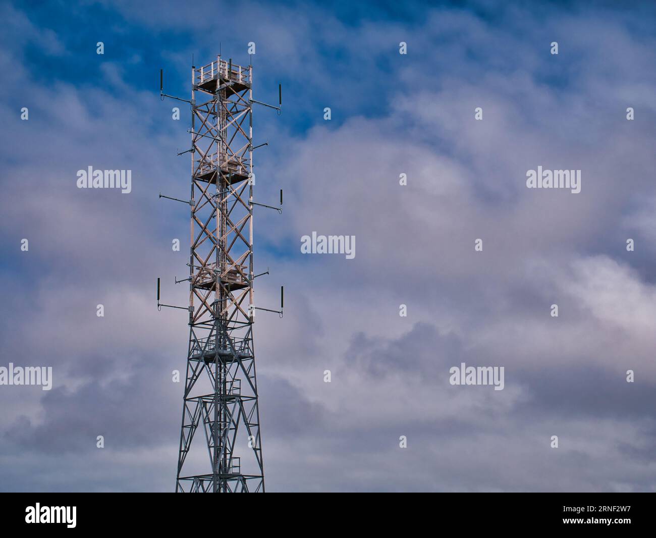 La torre in acciaio e legno da 40 metri costruita da LARS Communications presso Remote radar Head Benbecula, Ebridi esterne, Scozia, Regno Unito. Una stazione radar di difesa aerea Foto Stock