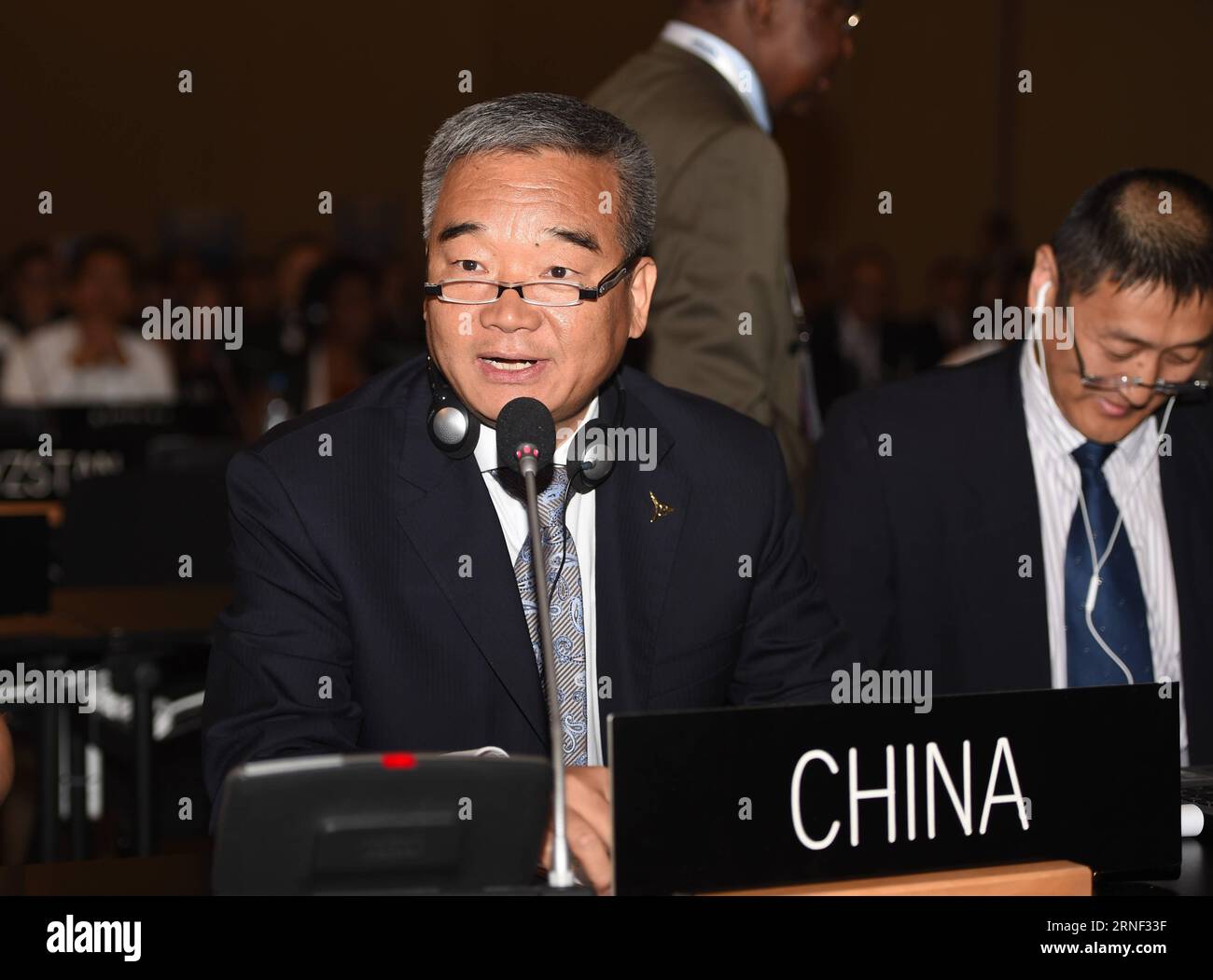 (160715) -- ISTANBUL, 15 luglio 2016 -- Liu Shuguang, vice amministratore dell'amministrazione statale cinese del patrimonio culturale, parla dopo che il paesaggio culturale dell'arte rupestre di Zuojiang Huashan della Cina è stato aggiunto alla lista del patrimonio mondiale durante la 40a sessione del comitato del patrimonio mondiale tenutasi a Istanbul, in Turchia, il 15 luglio 2016. Il paesaggio culturale dell'arte rupestre di Zuojiang Huashan della Cina è stato aggiunto alla Lista del Patrimonio Mondiale qui il venerdì. ) TURCHIA-ISTANBUL-PATRIMONIO MONDIALE-ARTE RUPESTRE CINESE PAESAGGIO CULTURALE HexCanling PUBLICATIONxNOTxINxCHN 160715 Istanbul 15 luglio 2016 Liu Shuguang Vice Amministratore di chi Foto Stock