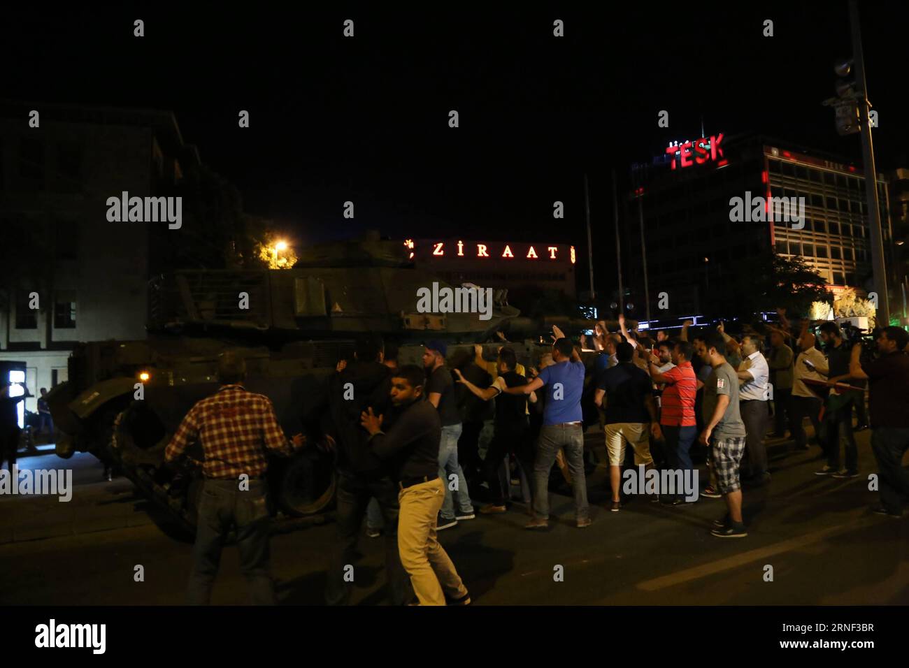 Putschversuch in der Türkei - Bilder aus Ankara (160715) -- ANKARA, 15 luglio 2016 -- i turchi lanciano pietre ai carri armati nel centro della città di Ankara, Turchia il 15 luglio 2016. Una dichiarazione militare sui media turchi ha detto venerdì che le forze armate hanno completamente preso il potere nel paese, ma il presidente Recep Tayyip Erdogan ha detto all'inizio di sabato che il tentativo di colpo di stato è fallito, esortando le persone a proteggere la democrazia. ) TURCHIA-ANKARA-TENTATIVO DI COLPO DI STATO MILITARE Zouxle PUBLICATIONxNOTxINxCHN tentativo di colpo di stato in Turchia immagini di Ankara 160715 Ankara 15 luglio 2016 celebrità turche lanciano pietre ai carri armati nella città C. Foto Stock