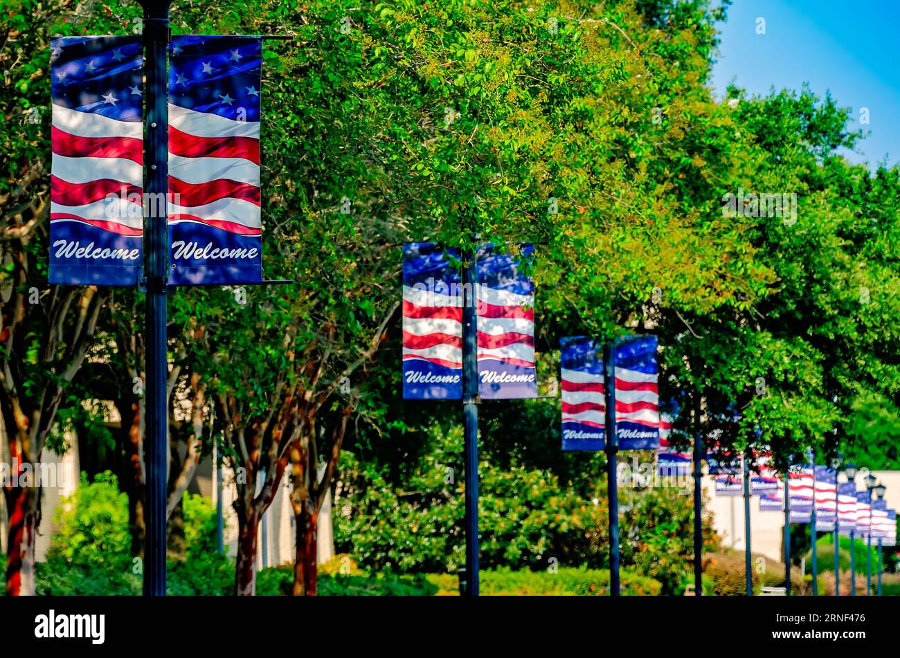 I banner di benvenuto sono pubblicati di fronte al municipio di Foley, 19 agosto 2023, a Foley, Alabama. Foley fu incorporata nel 1915. Foto Stock