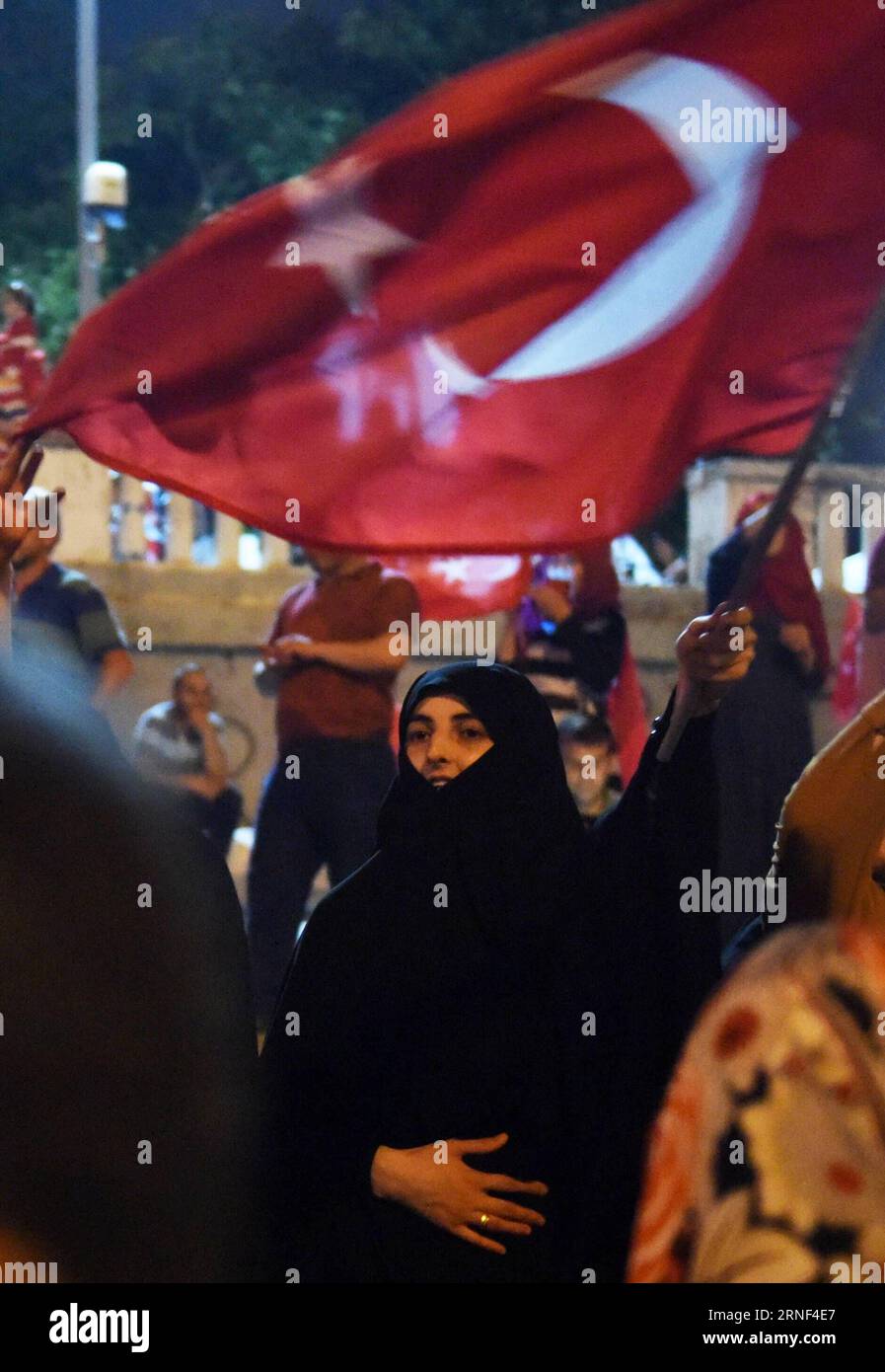 (160718) -- ISTANBUL, 18 luglio 2016 -- la gente partecipa a una manifestazione a sostegno del presidente turco Recep Tayyip Erdogan in piazza Taksim a Istanbul, Turchia, 18 luglio 2016. Il Ministero degli Esteri turco ha dichiarato in una dichiarazione di domenica che il fallito colpo di stato militare ha lasciato almeno 290 persone uccise e più di 6.000 sono state arrestate finora a causa del loro coinvolgimento nel colpo di stato. ) (nxl) TURCHIA-ISTANBUL-RALLY HexCanling PUBLICATIONxNOTxINxCHN 160718 Istanbul 18 luglio 2016 celebrità partecipano a un raduno a sostegno del presidente turco Recep Tayyip Erdogan A Piazza Taksim a Istanbul in Turchia Foto Stock