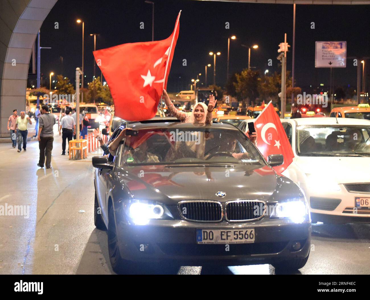 (160718) -- ISTANBUL, 17 luglio 2016 -- le persone sventolano bandiere turche mentre si dirigono verso una manifestazione a sostegno del presidente turco Recep Tayyip Erdogan all'aeroporto Ataturk di Istanbul, in Turchia, il 17 luglio 2016. Il Ministero degli Esteri turco ha dichiarato in una dichiarazione di domenica che il fallito colpo di stato militare ha lasciato almeno 290 persone uccise e più di 6.000 sono state arrestate finora a causa del loro coinvolgimento nel colpo di stato. ) (nxl) TURCHIA-ISTANBUL-RALLY HexCanling PUBLICATIONxNOTxINxCHN 160718 Istanbul 17 luglio 2016 celebrità ondeggiano bandiere turche mentre si dirigono per un raduno a sostegno del presidente turco Recep Tay Foto Stock
