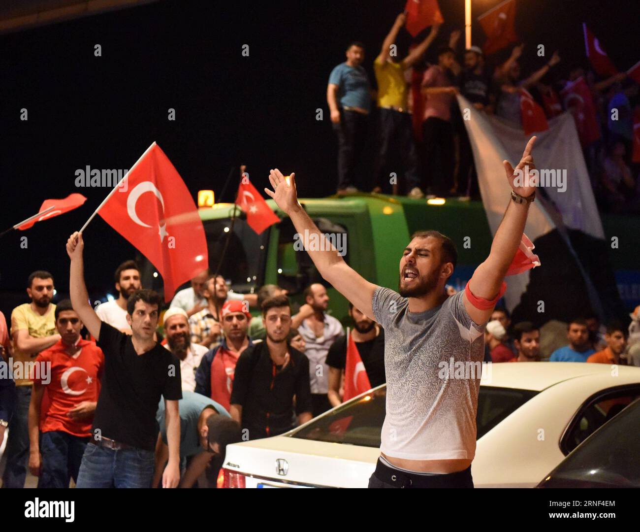 (160718) -- ISTANBUL, 18 luglio 2016 -- le persone partecipano a una manifestazione a sostegno del presidente turco Recep Tayyip Erdogan all'aeroporto Ataturk di Istanbul, Turchia, 18 luglio 2016. Il Ministero degli Esteri turco ha dichiarato in una dichiarazione di domenica che il fallito colpo di stato militare ha lasciato almeno 290 persone uccise e più di 6.000 sono state arrestate finora a causa del loro coinvolgimento nel colpo di stato. ) (nxl) TURCHIA-ISTANBUL-RALLY HexCanling PUBLICATIONxNOTxINxCHN 160718 Istanbul 18 luglio 2016 celebrità partecipano a un raduno a sostegno del presidente turco Recep Tayyip Erdogan PRESSO l'aeroporto ATATURK di Ista Foto Stock
