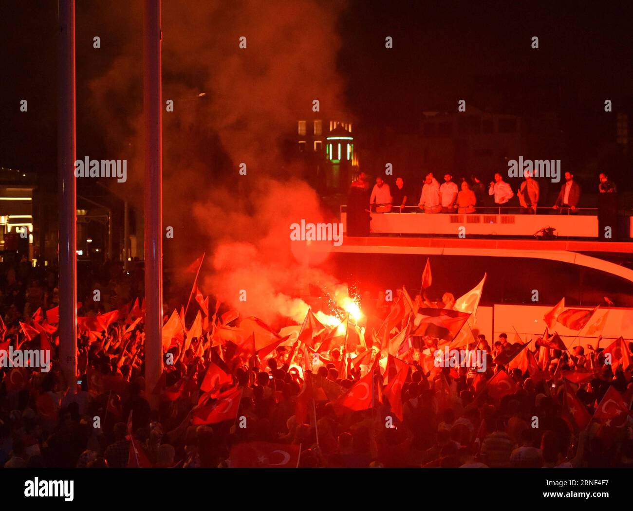 (160718) -- ISTANBUL, 18 luglio 2016 -- la gente partecipa a una manifestazione a sostegno del presidente turco Recep Tayyip Erdogan in piazza Taksim a Istanbul, Turchia, 18 luglio 2016. Il Ministero degli Esteri turco ha dichiarato in una dichiarazione di domenica che il fallito colpo di stato militare ha lasciato almeno 290 persone uccise e più di 6.000 sono state arrestate finora a causa del loro coinvolgimento nel colpo di stato. ) (nxl) TURCHIA-ISTANBUL-RALLY HexCanling PUBLICATIONxNOTxINxCHN 160718 Istanbul 18 luglio 2016 celebrità partecipano a un raduno a sostegno del presidente turco Recep Tayyip Erdogan A Piazza Taksim a Istanbul in Turchia Foto Stock