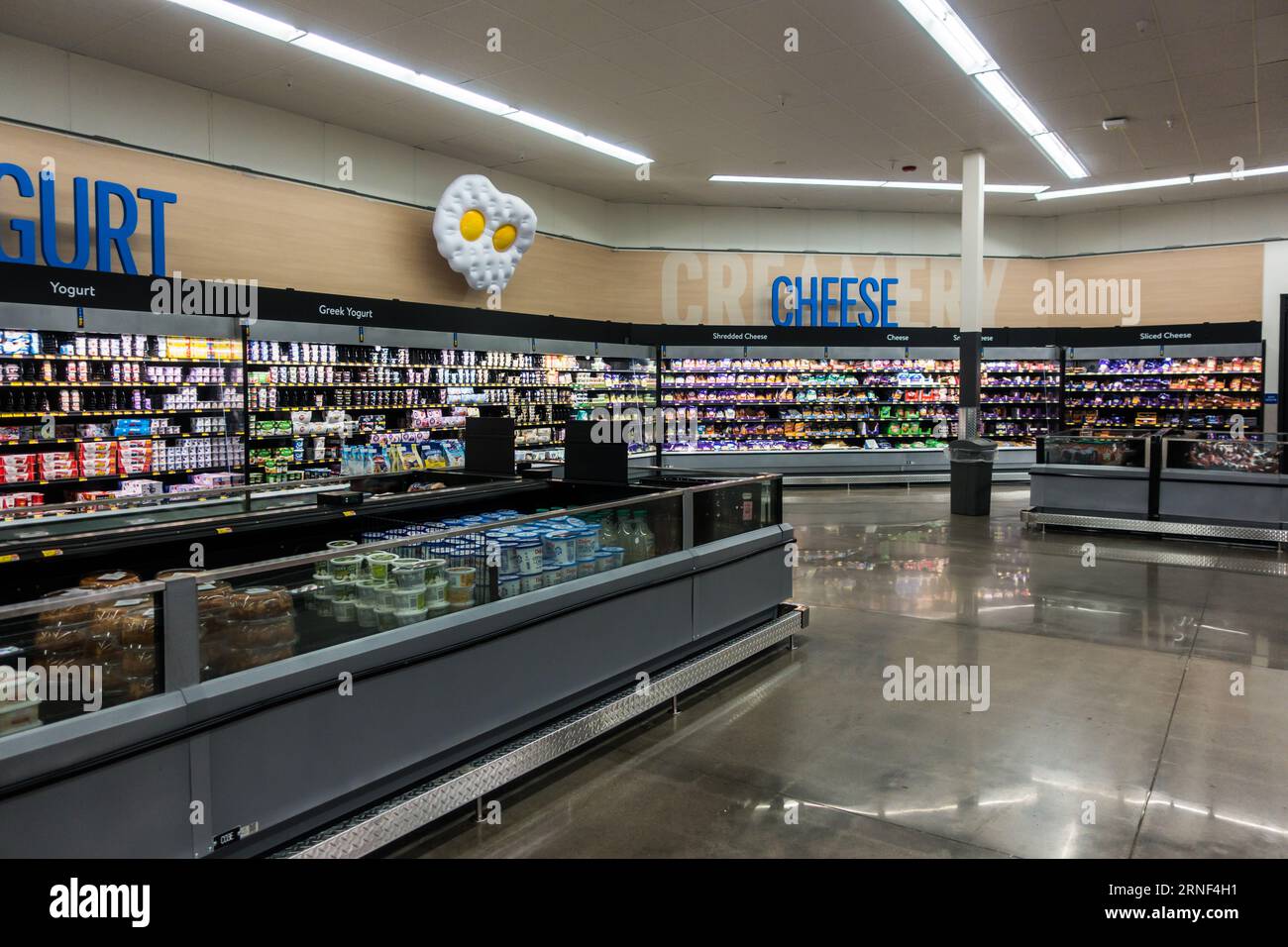 All'interno della sezione di formaggi Walmart Foto Stock